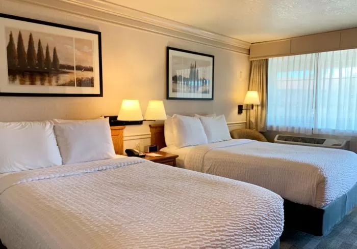 Bed in Coachman Inn Oak Harbor