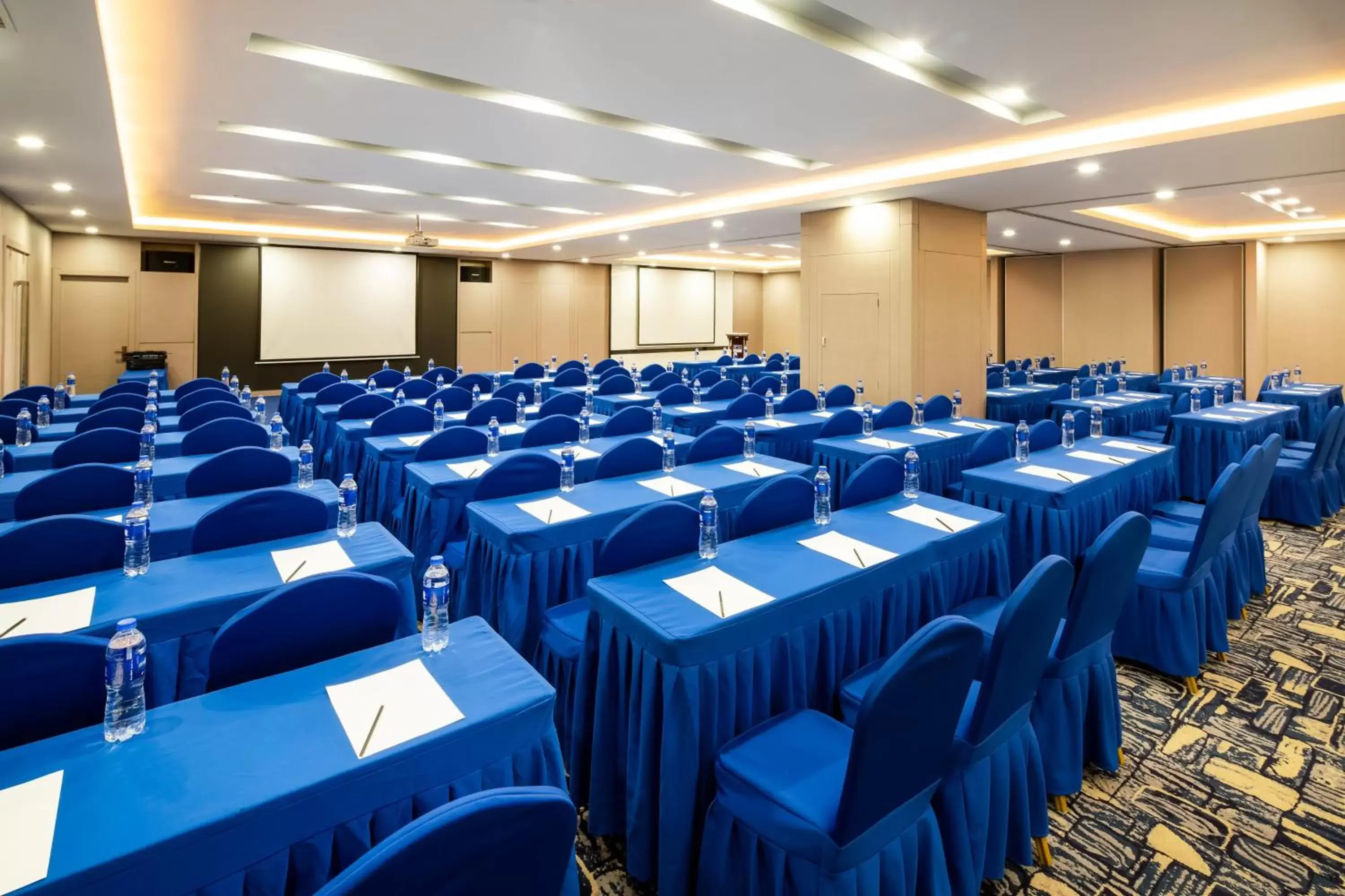 Meeting/conference room in Holiday Inn Express Shenyang North Station, an IHG Hotel