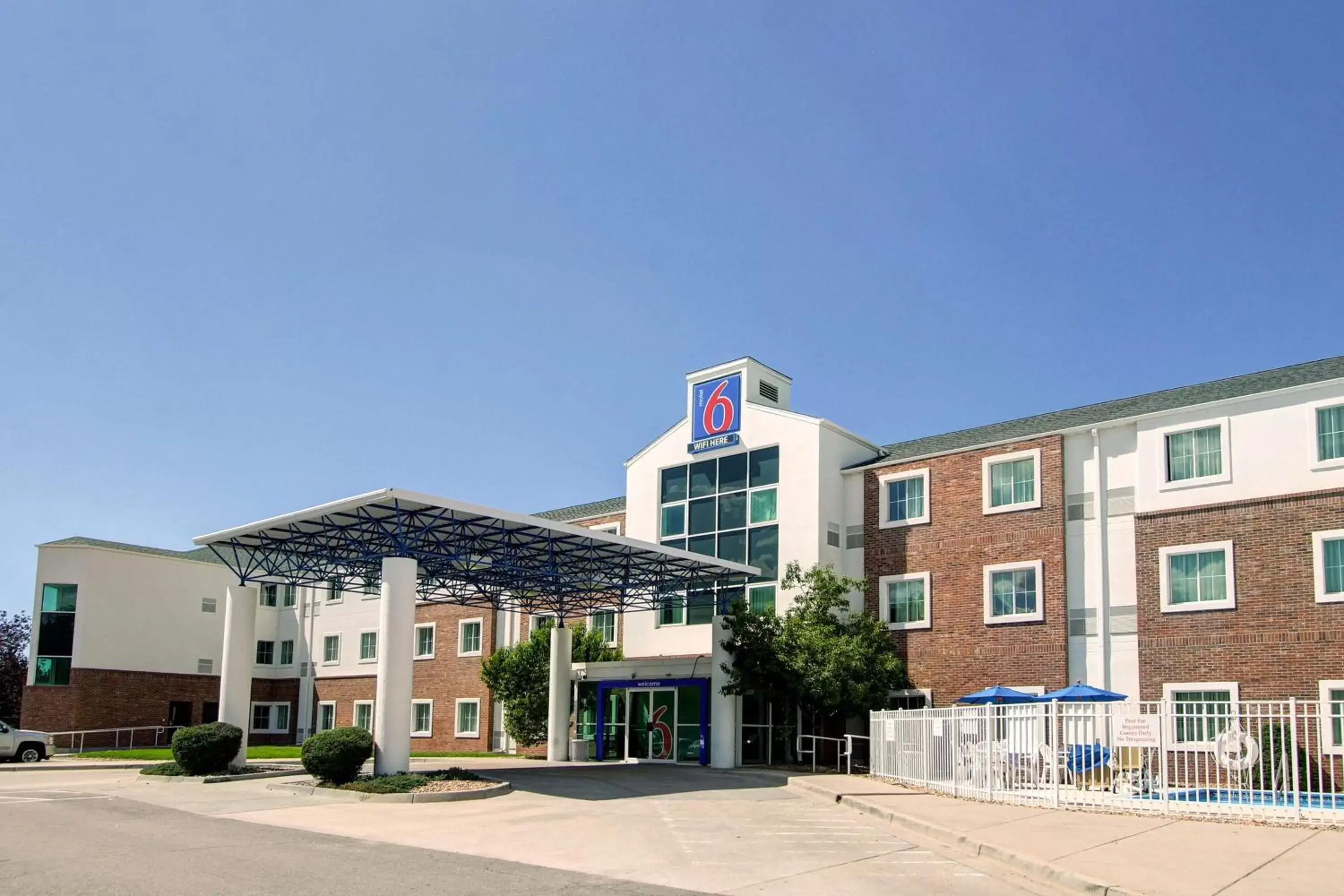 Property Building in Motel 6-Aurora, CO - East Aurora