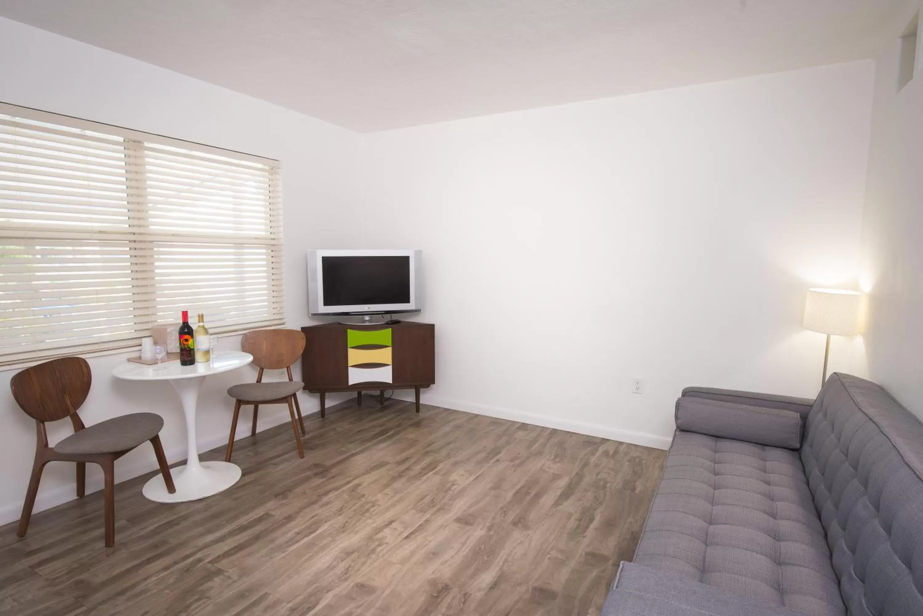 Seating Area in Regency Inn & Suites Sarasota