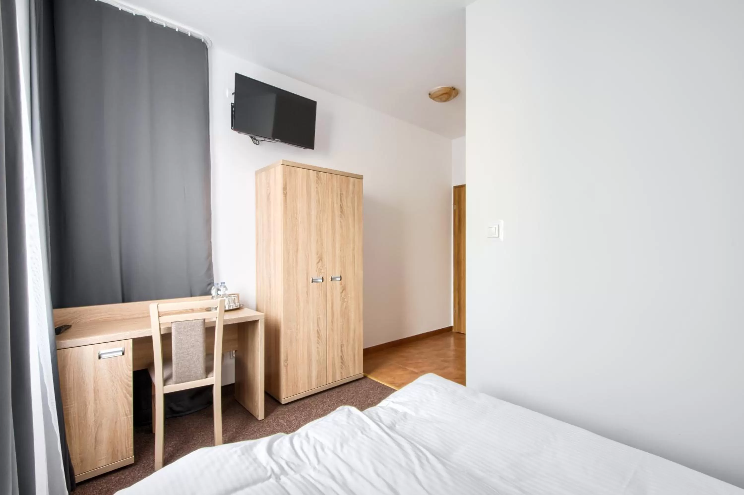 Photo of the whole room, Bed in Patra