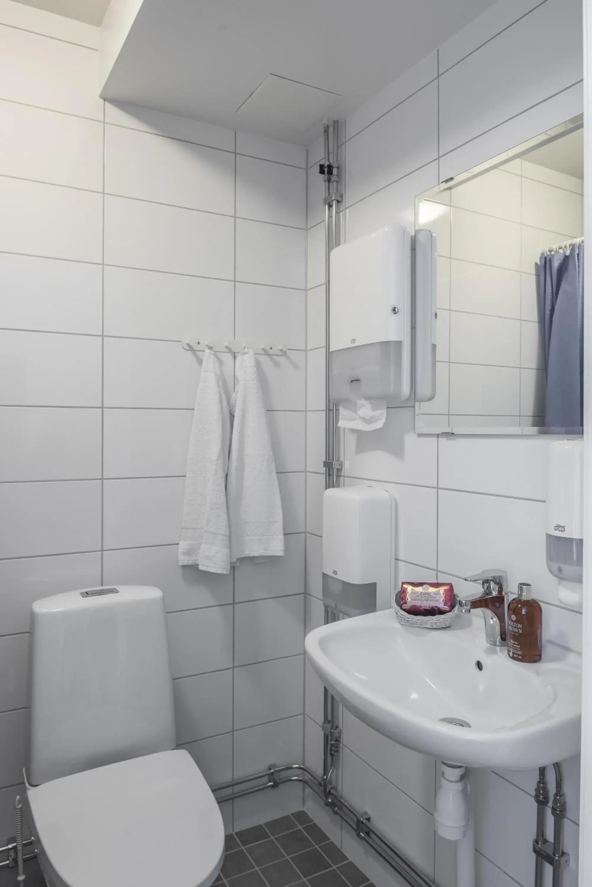 Shower, Bathroom in Castle House Inn