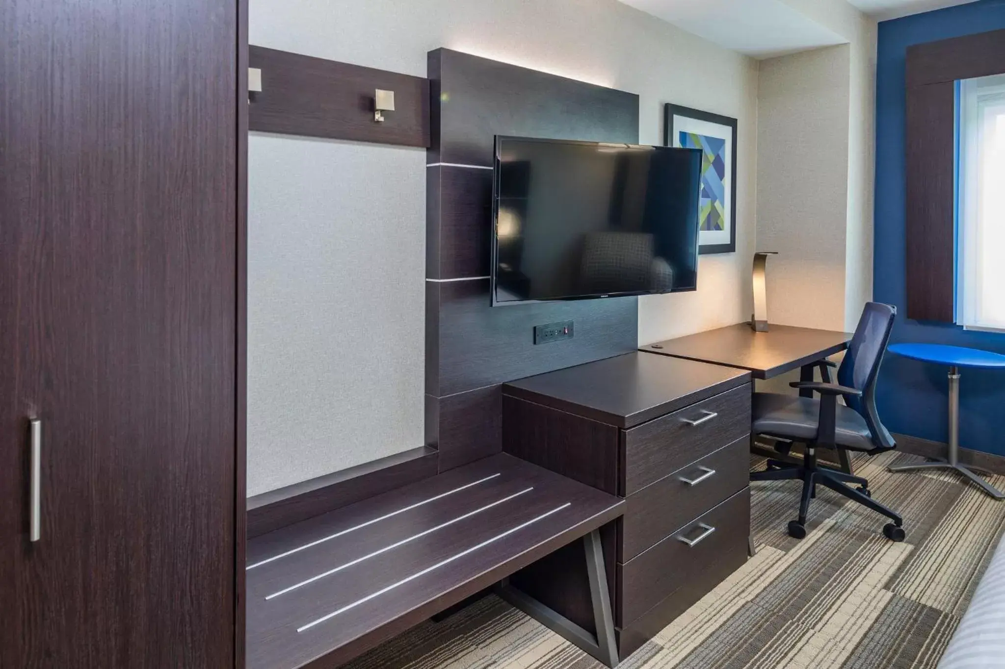 Photo of the whole room, TV/Entertainment Center in Holiday Inn Express - Sunnyvale - Silicon Valley, an IHG Hotel