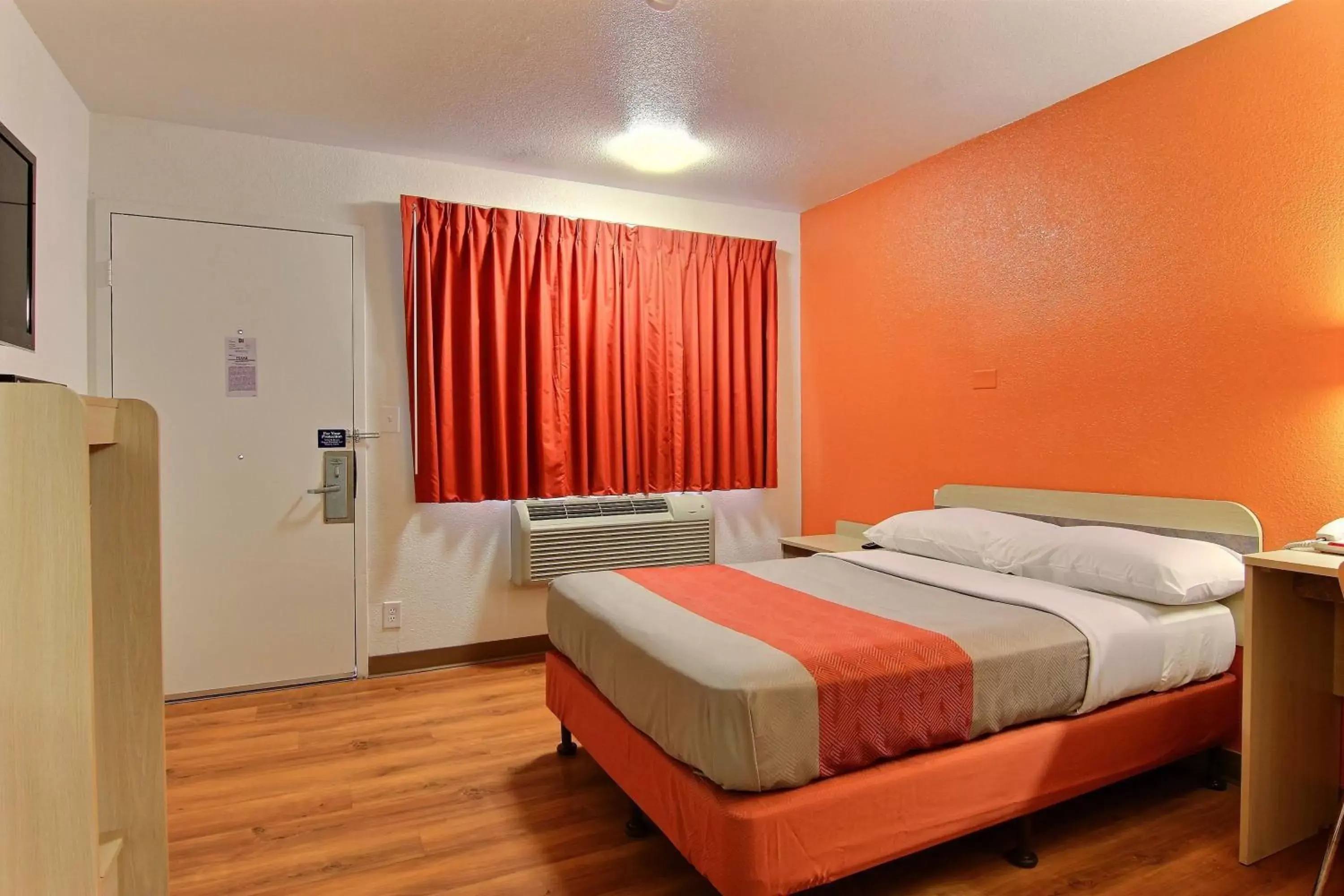 Photo of the whole room, Bed in Motel 6-Kingsville, TX