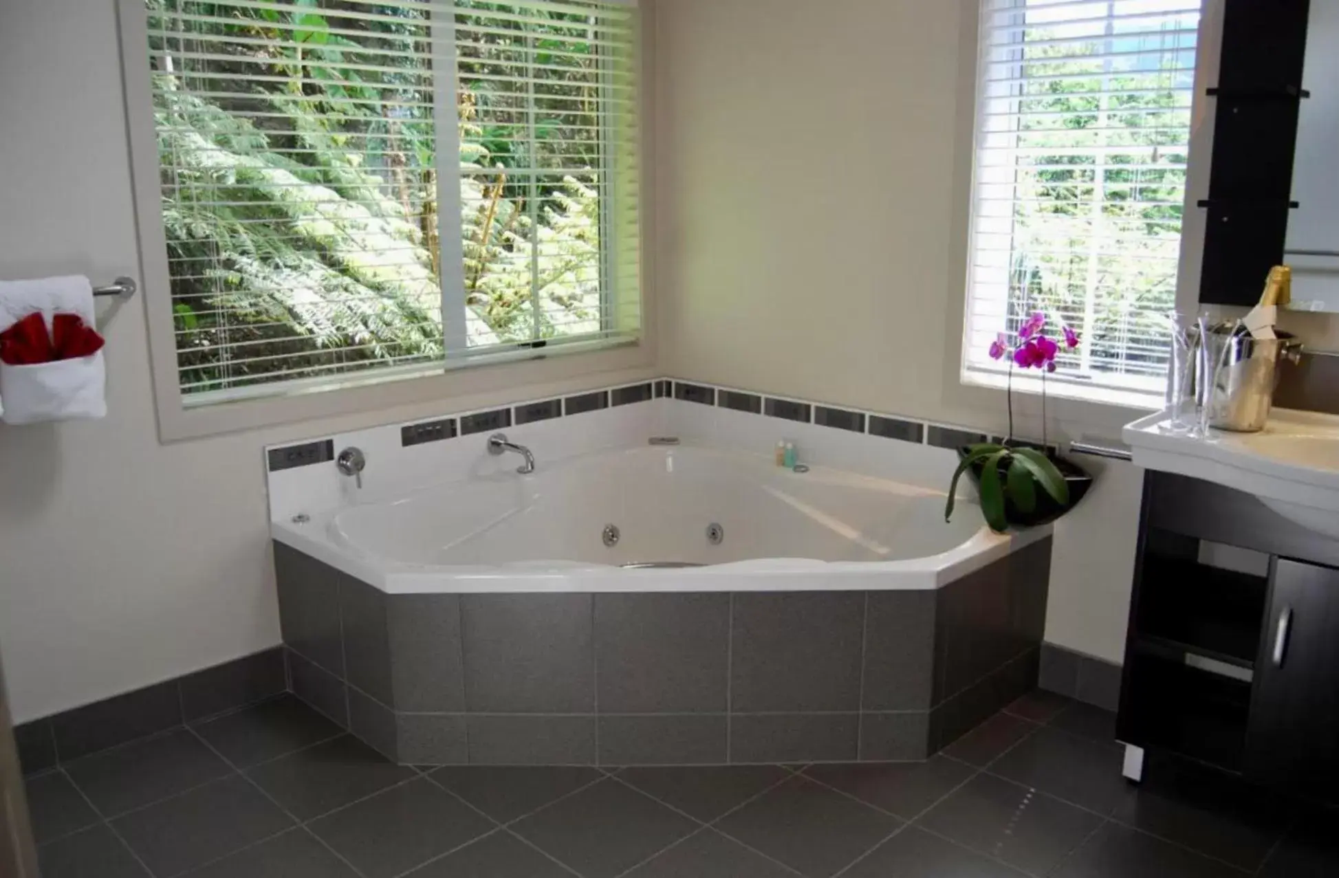 Bathroom in Anchor Lodge Motel