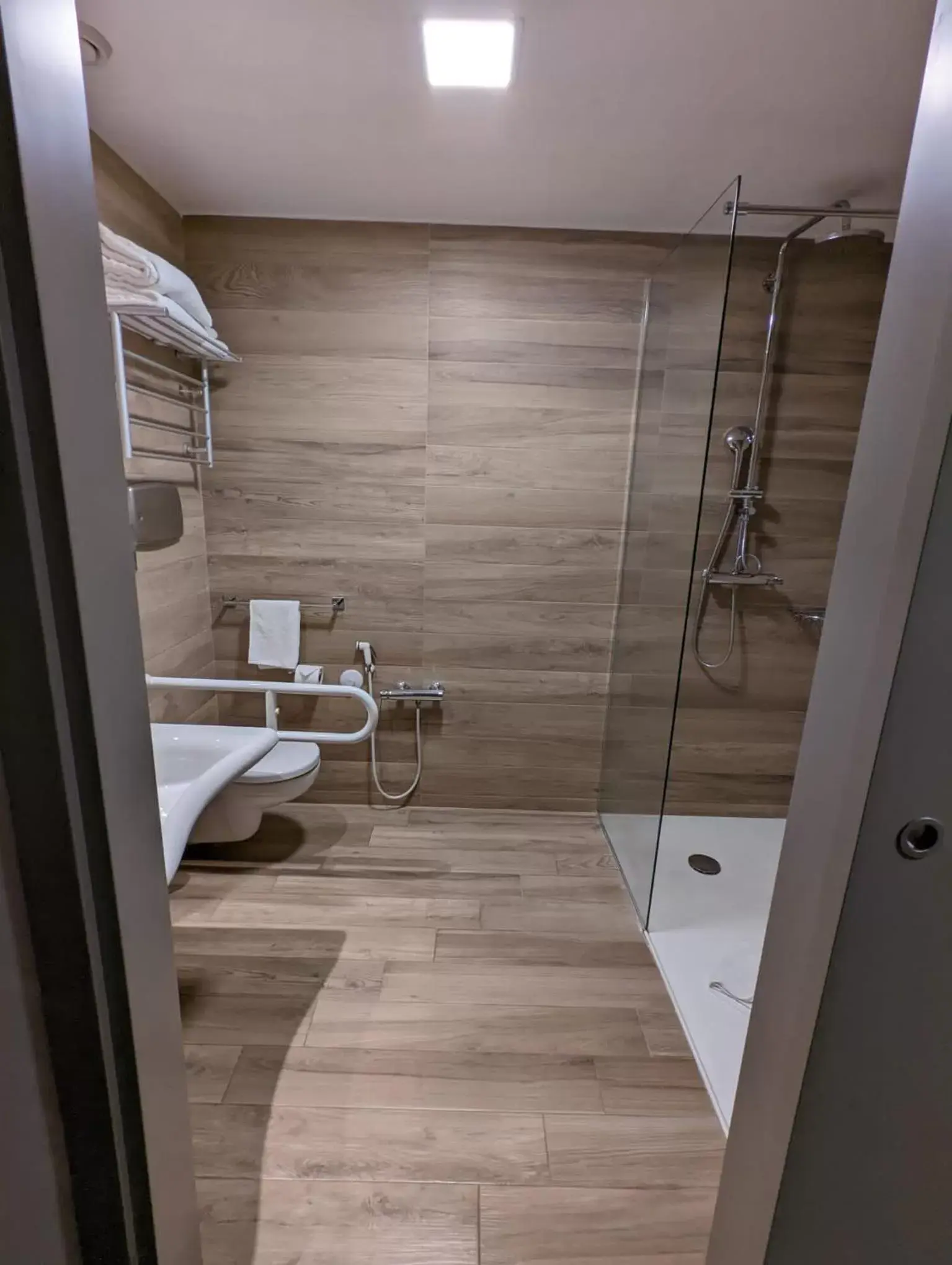 Facility for disabled guests, Bathroom in iH Hotels Milano Lorenteggio