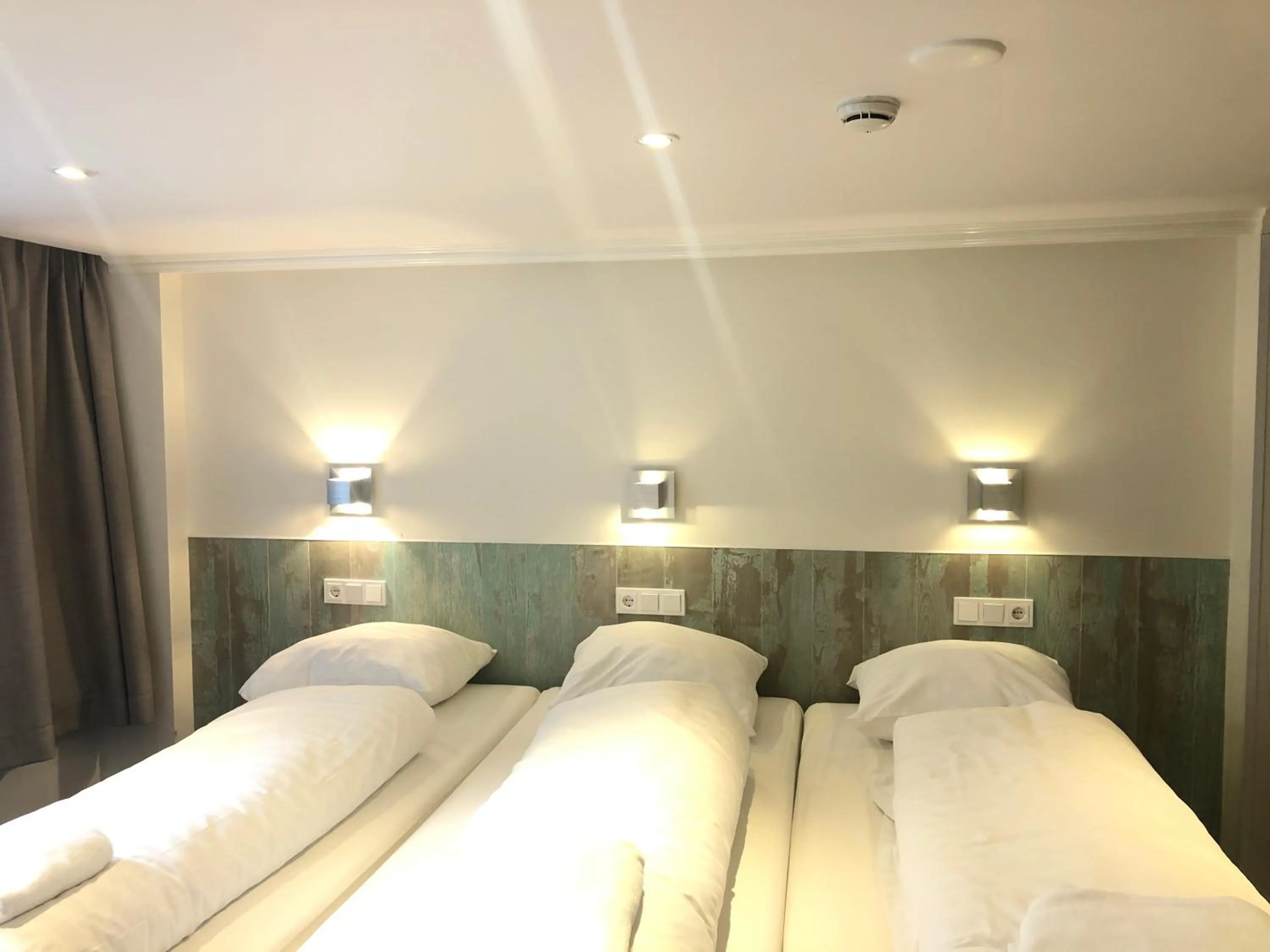 Photo of the whole room, Bed in Hotel Damrak Inn