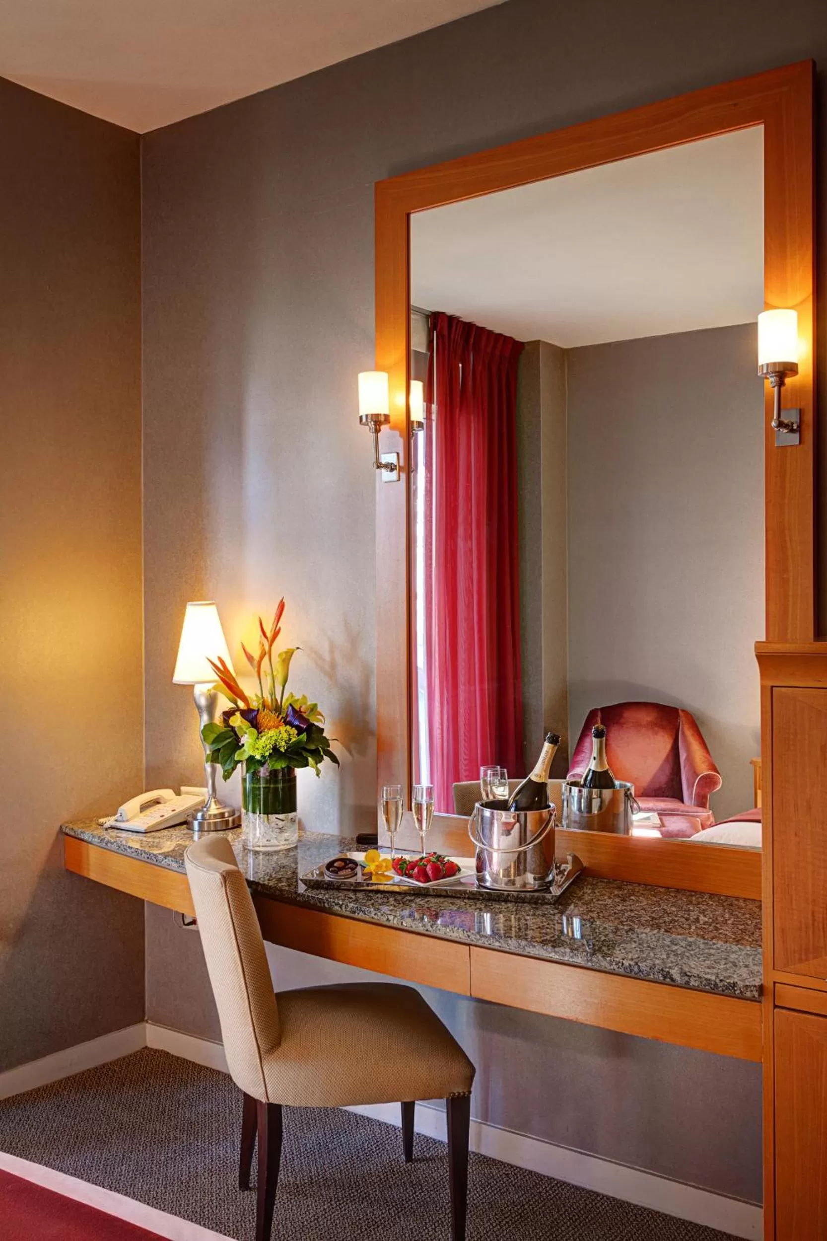 Food and drinks in Hotel Giraffe by Library Hotel Collection