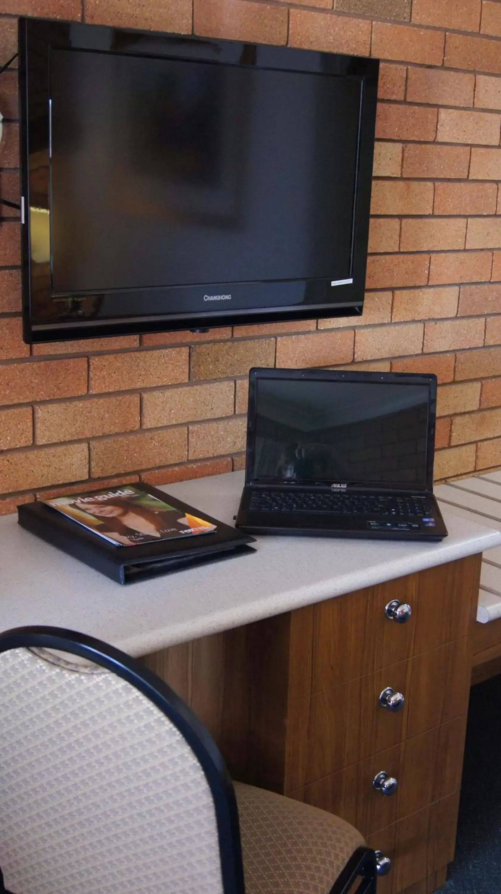 TV and multimedia, TV/Entertainment Center in Ningana Motel