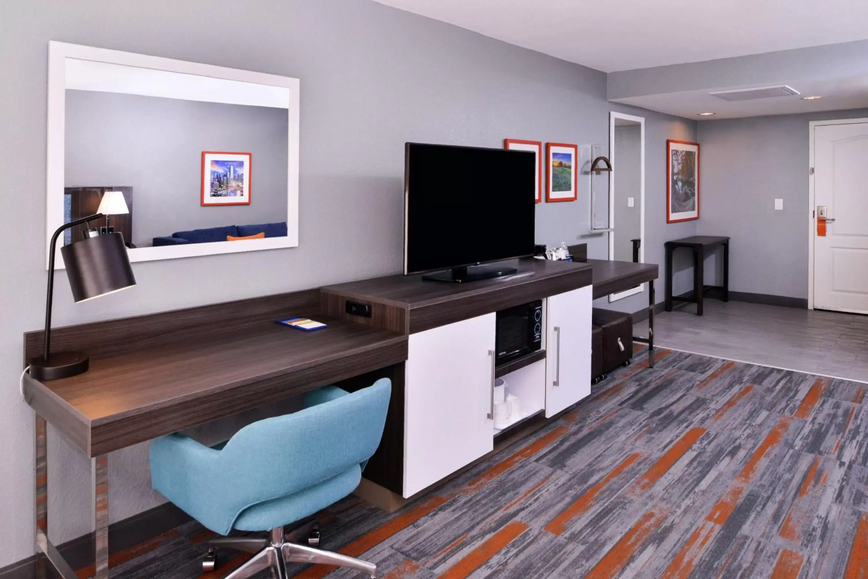Bedroom, TV/Entertainment Center in Hampton Inn & Suites Legacy Park-Frisco