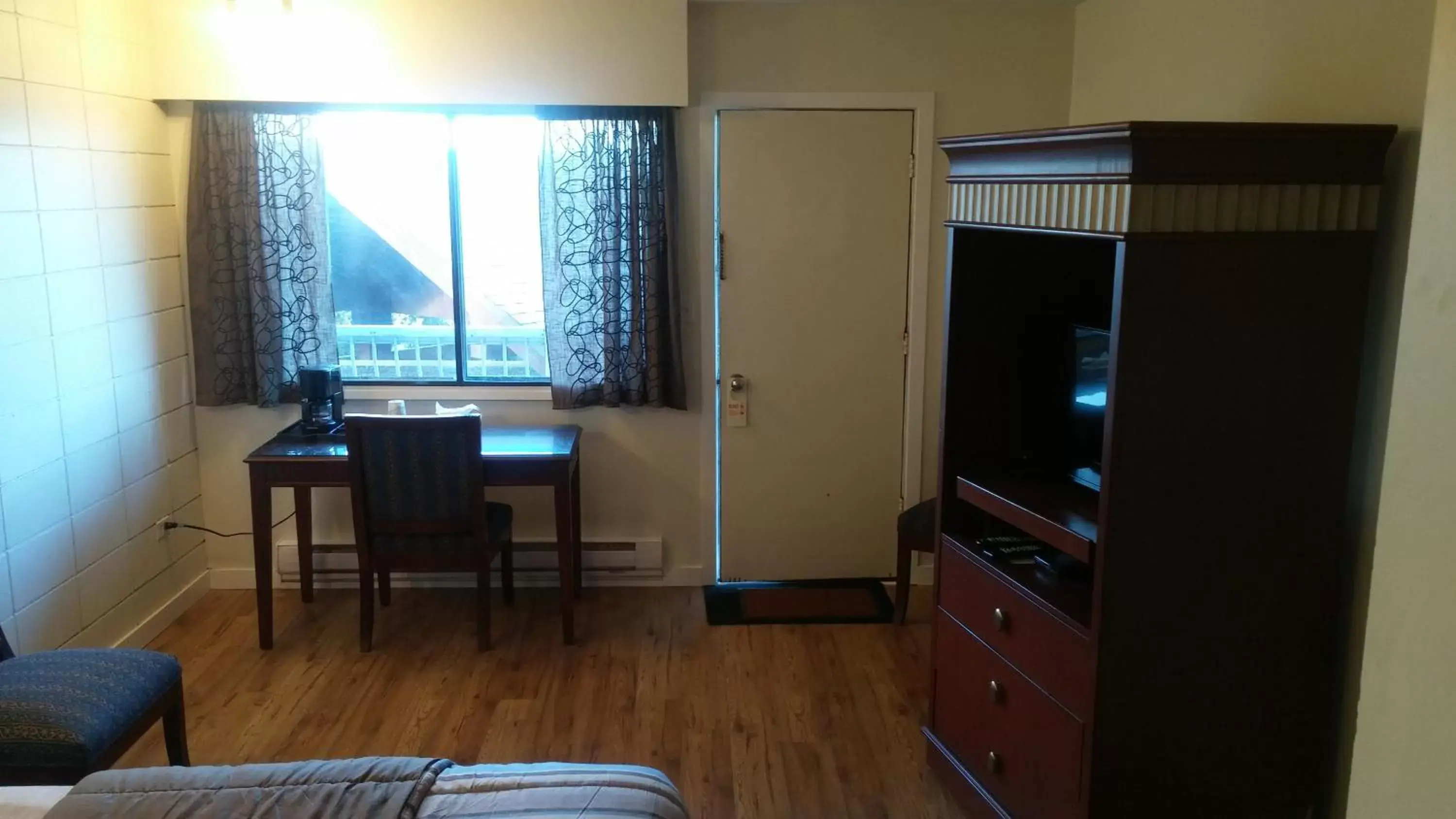 Bedroom, TV/Entertainment Center in Big Rock Motel
