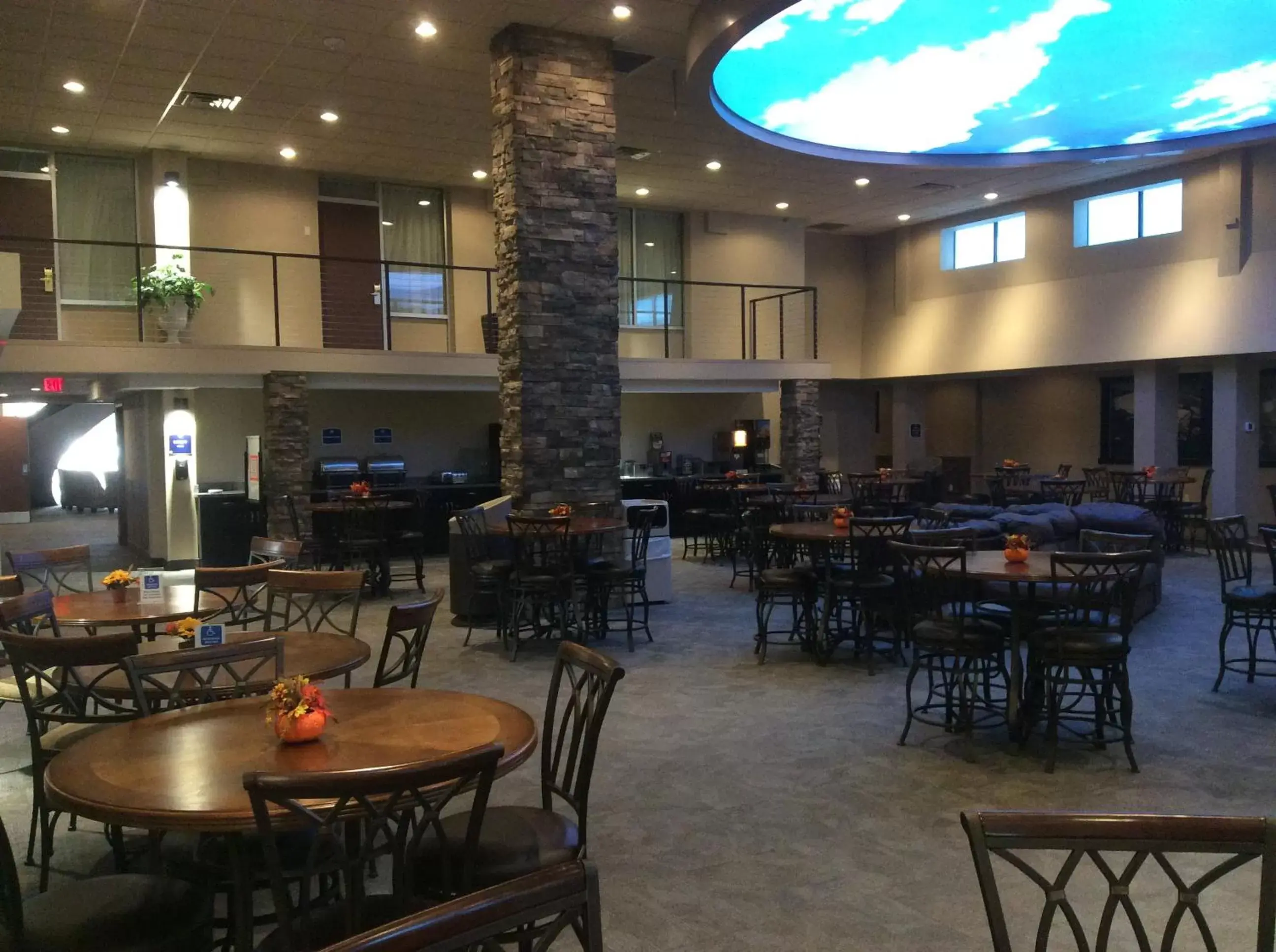 Lobby or reception, Restaurant/Places to Eat in Boarders Inn & Suites by Cobblestone Hotels - Grand Island