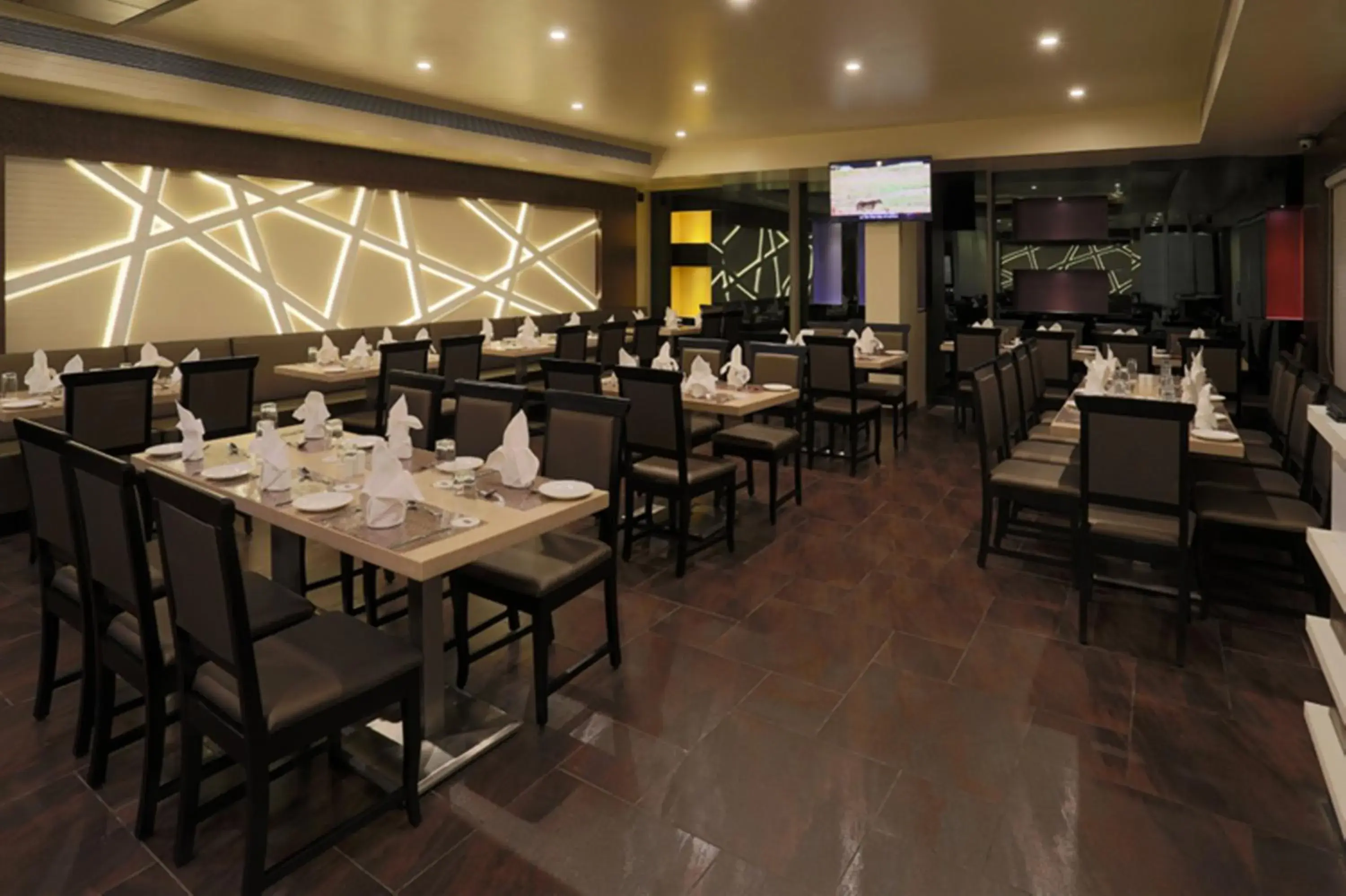 Restaurant/Places to Eat in Hotel Grand Kailash