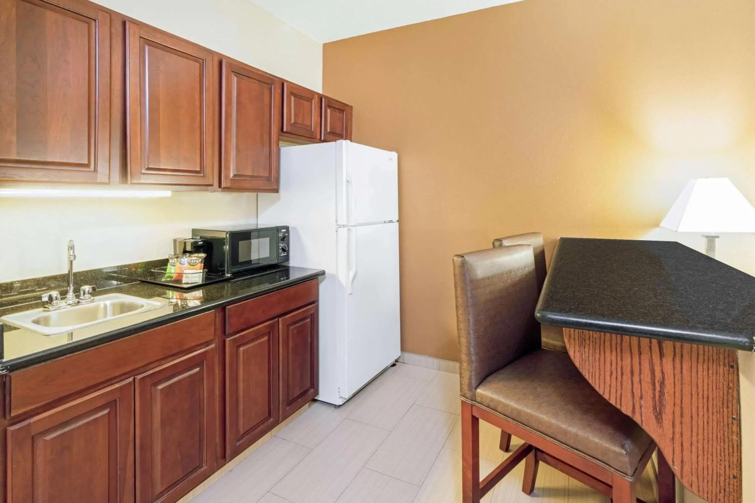 Bed, Kitchen/Kitchenette in La Quinta by Wyndham Midwest City - Tinker AFB