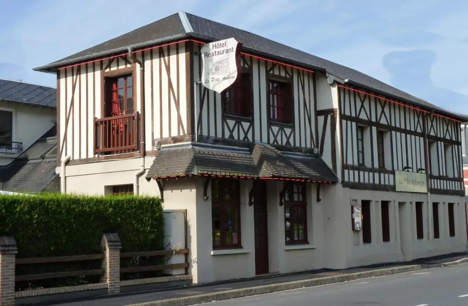 Facade/entrance, Property Building in Hôtel-Restaurant La P'tite Auberge