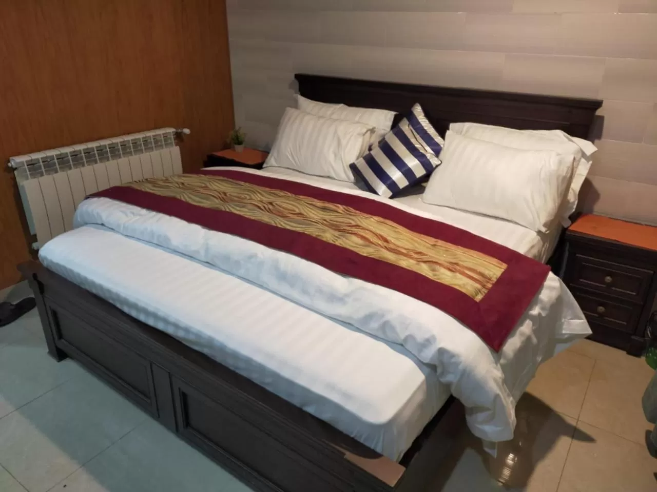 Bedroom, Bed in Shagufta Hotel Murree