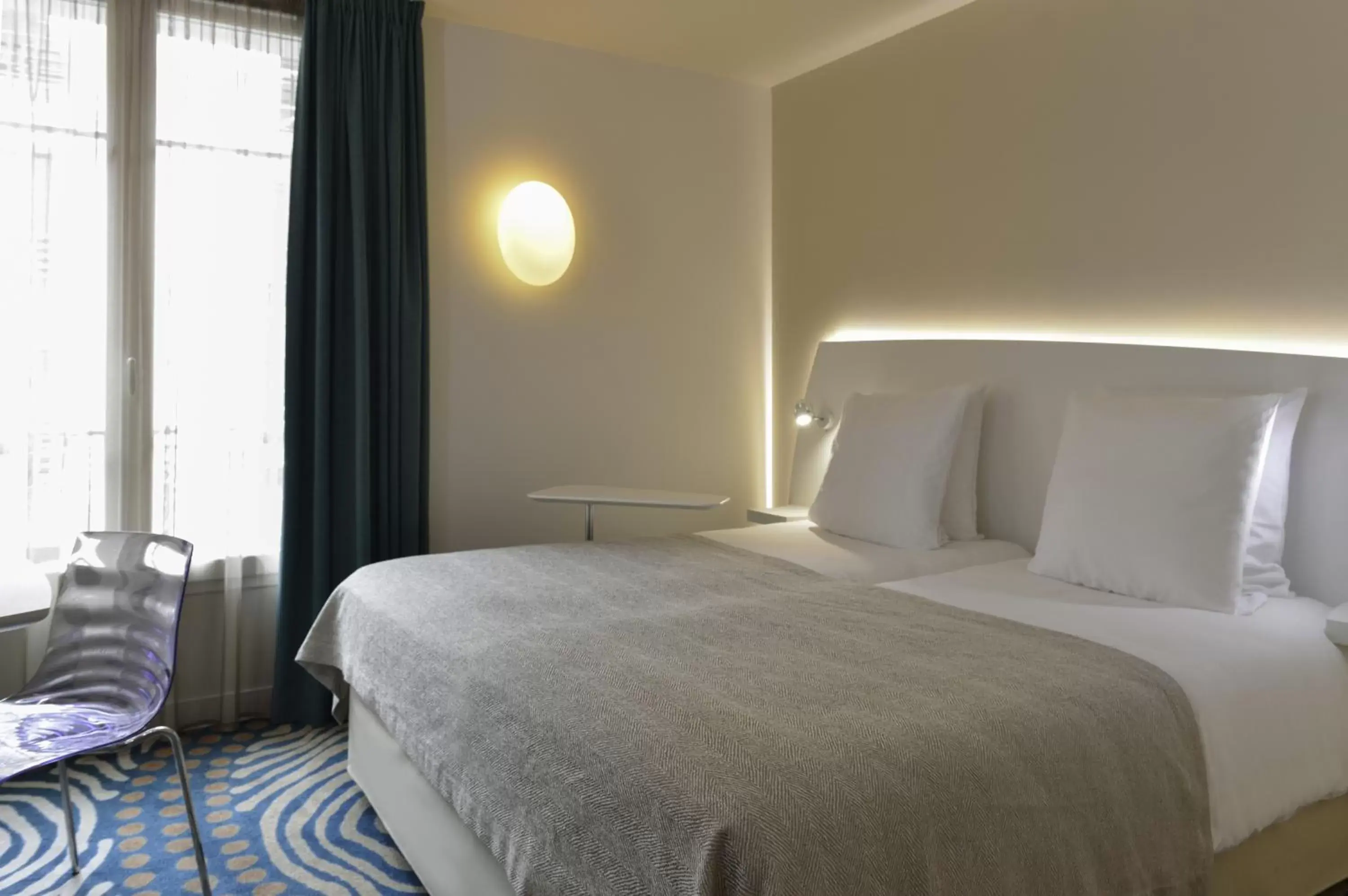 Bed in Mercure Paris Levallois