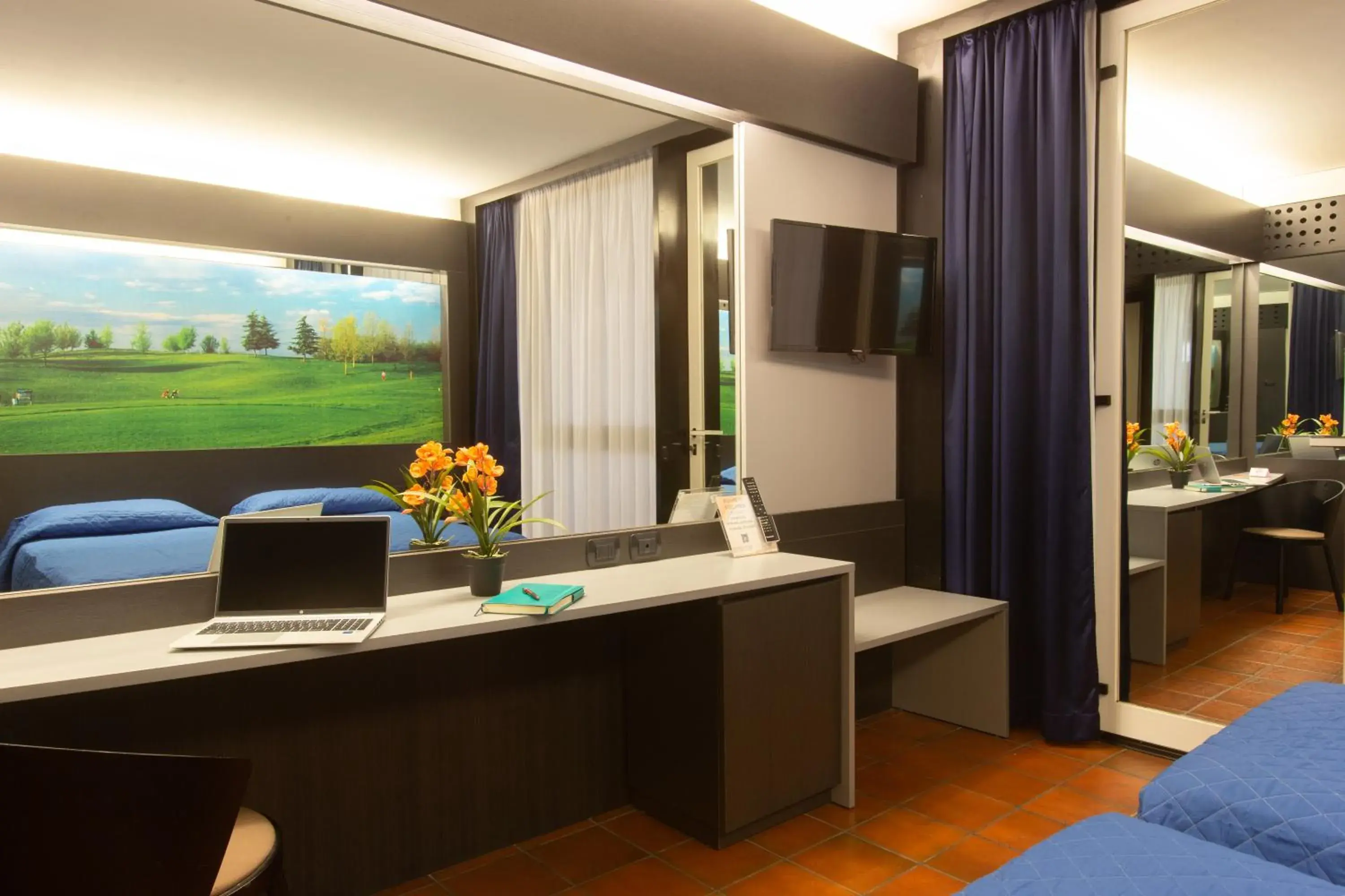 Bedroom, TV/Entertainment Center in Hotel Pineta