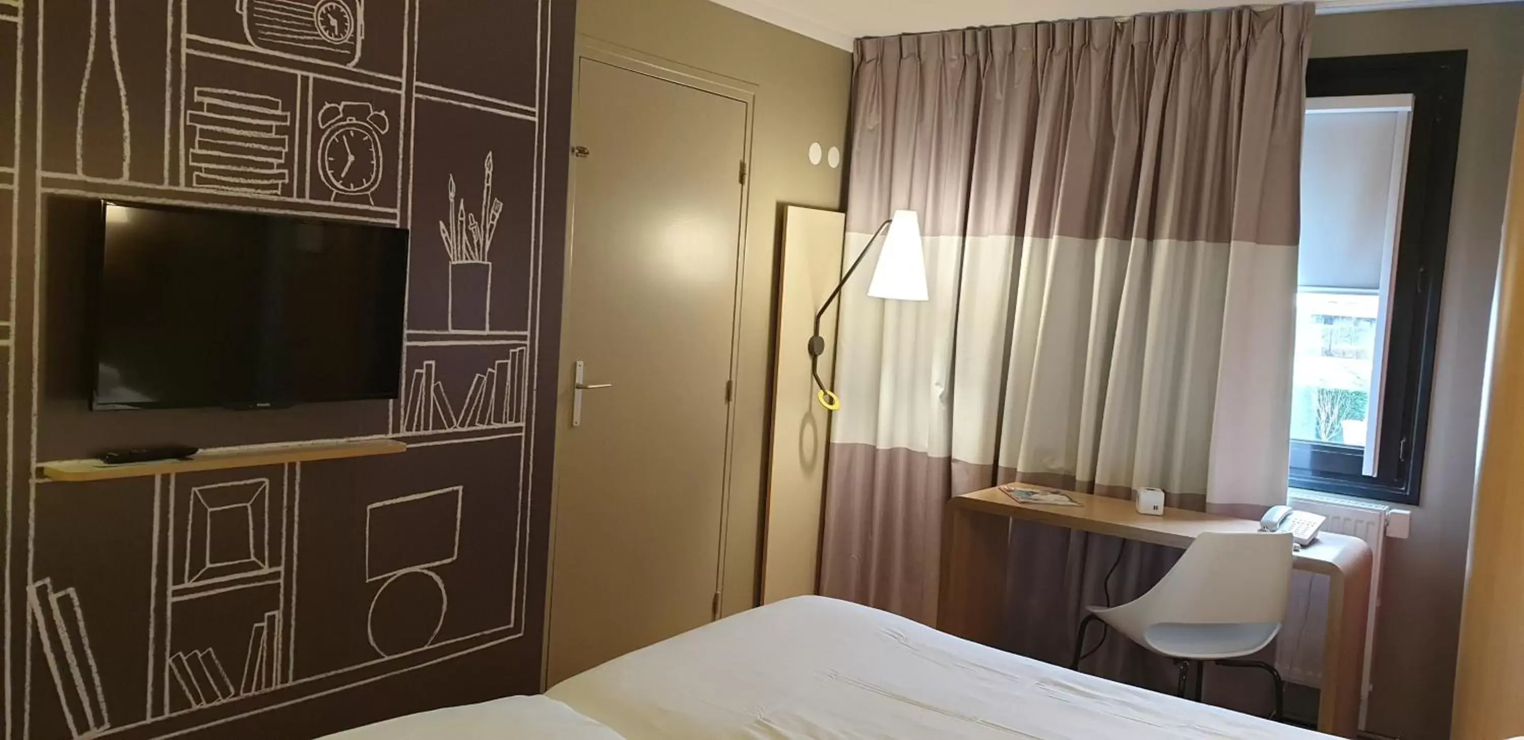 Bed, TV/Entertainment Center in ibis Europe Chalon Sur Saone