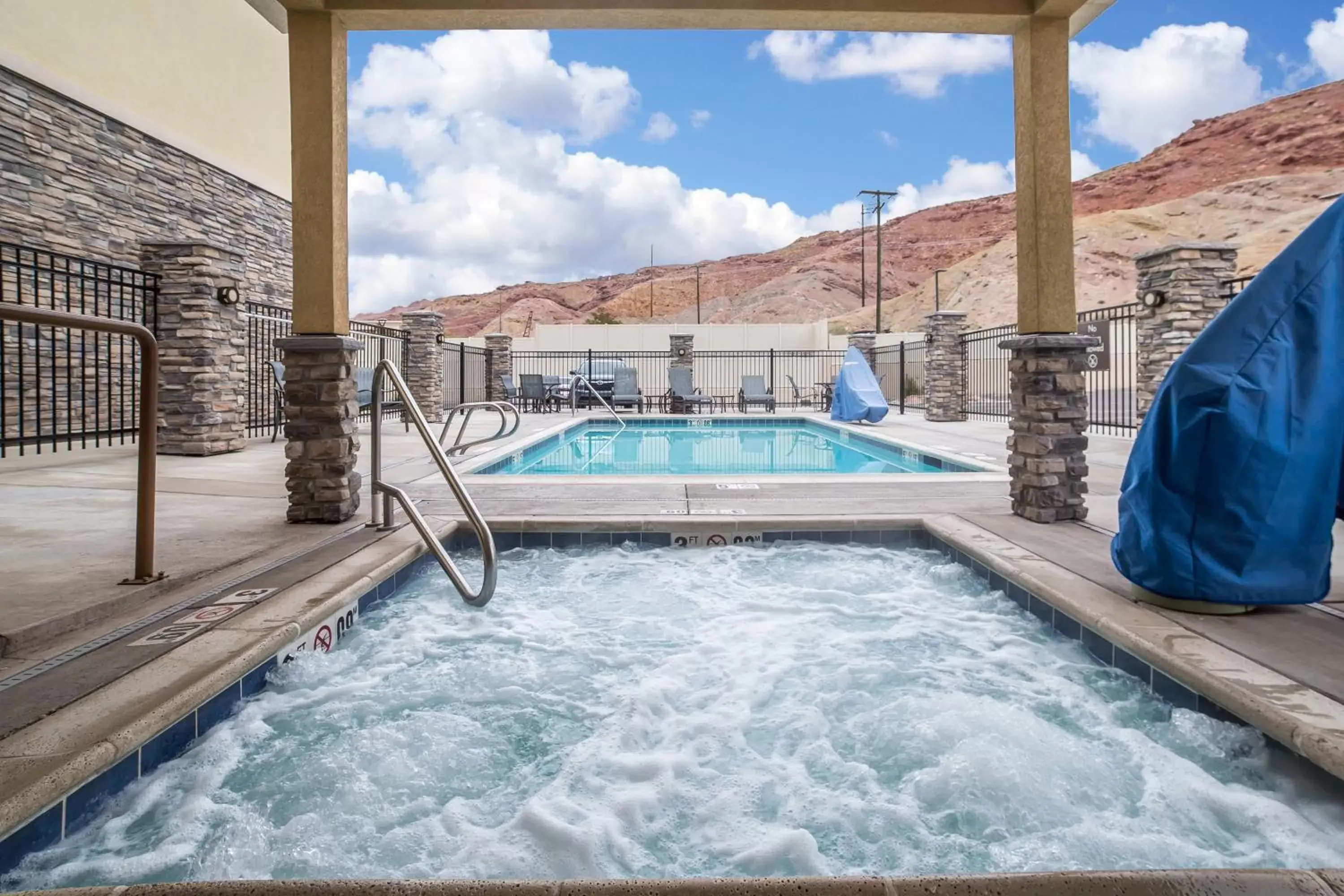 Natural landscape, Swimming Pool in Comfort Suites Moab near Arches National Park