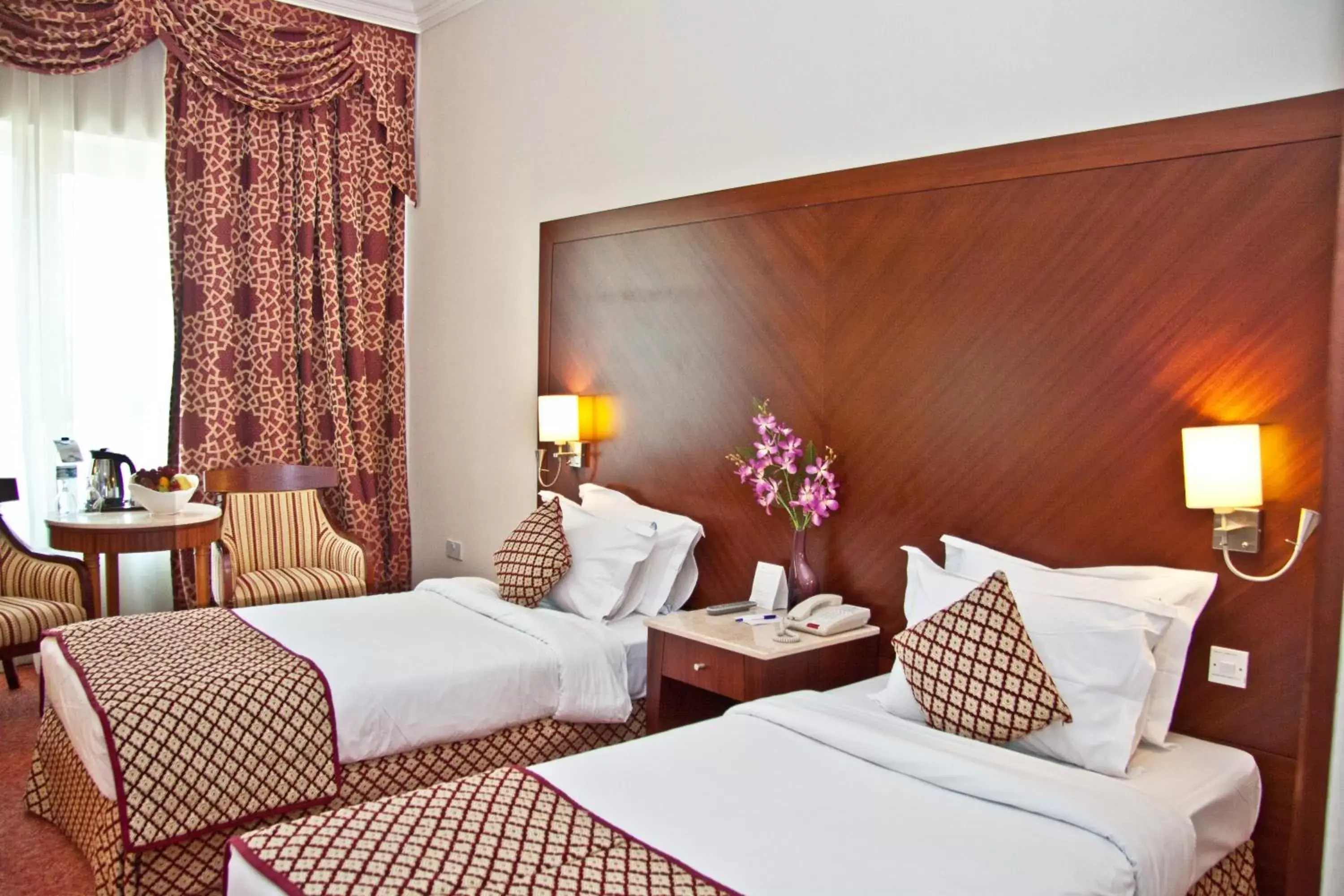 Bedroom, Bed in Regent Palace Hotel