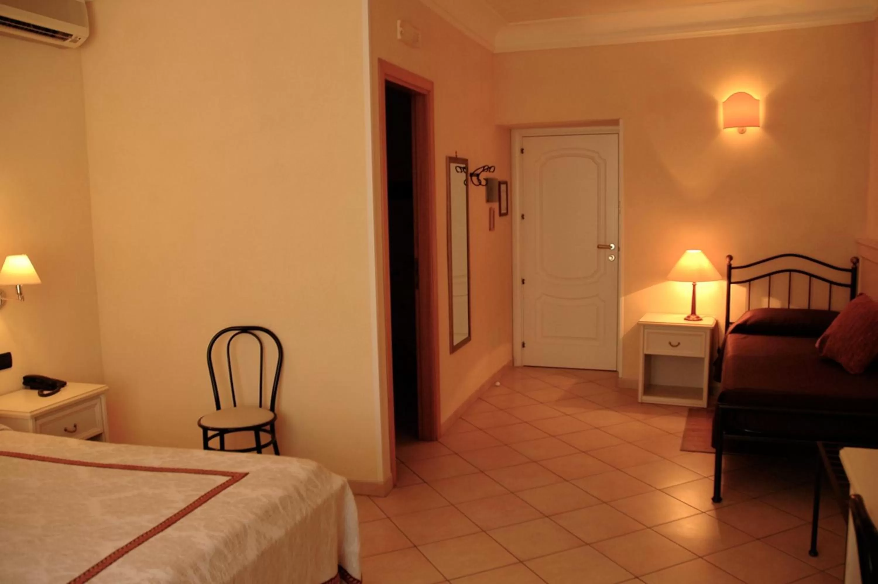 Seating area, Bed in Hotel Relais Modica