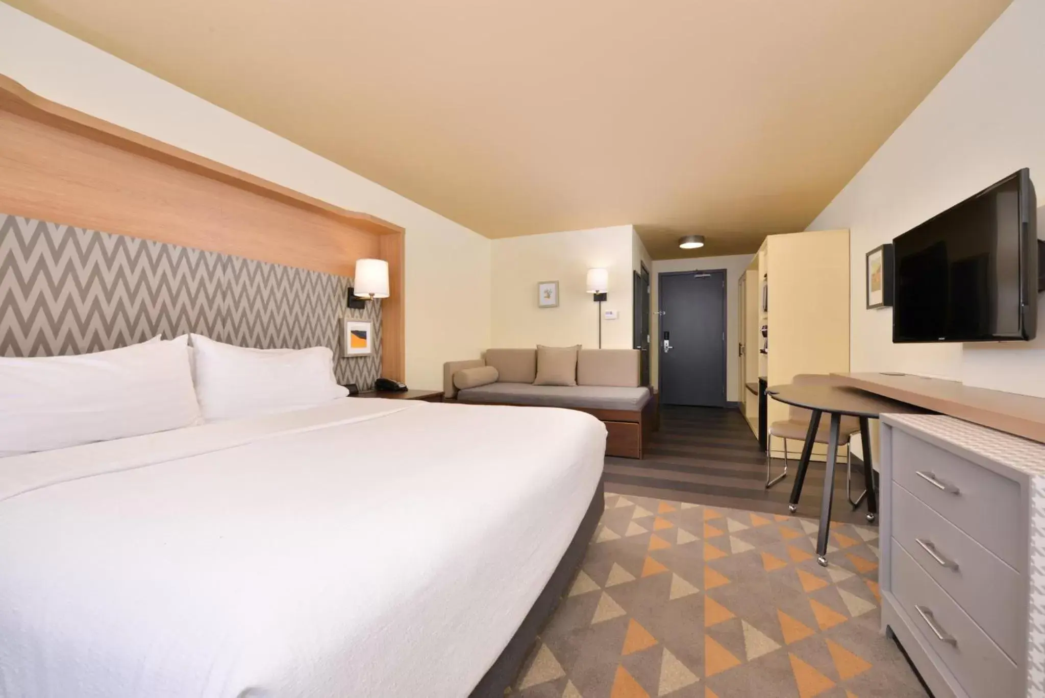 Photo of the whole room, Bed in Holiday Inn Kansas City Airport, an IHG Hotel