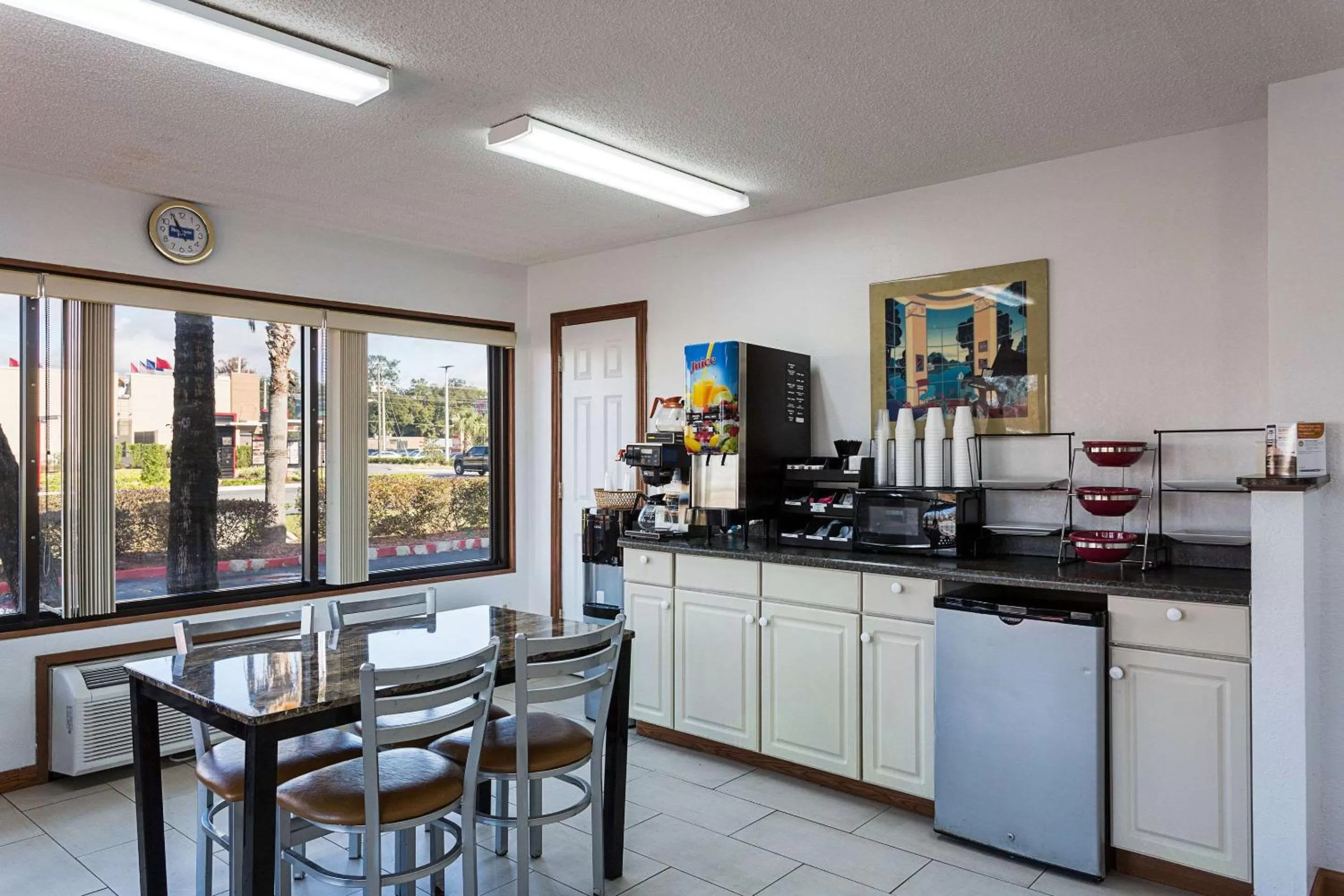 Restaurant/places to eat in Rodeway Inn Lake City I-75