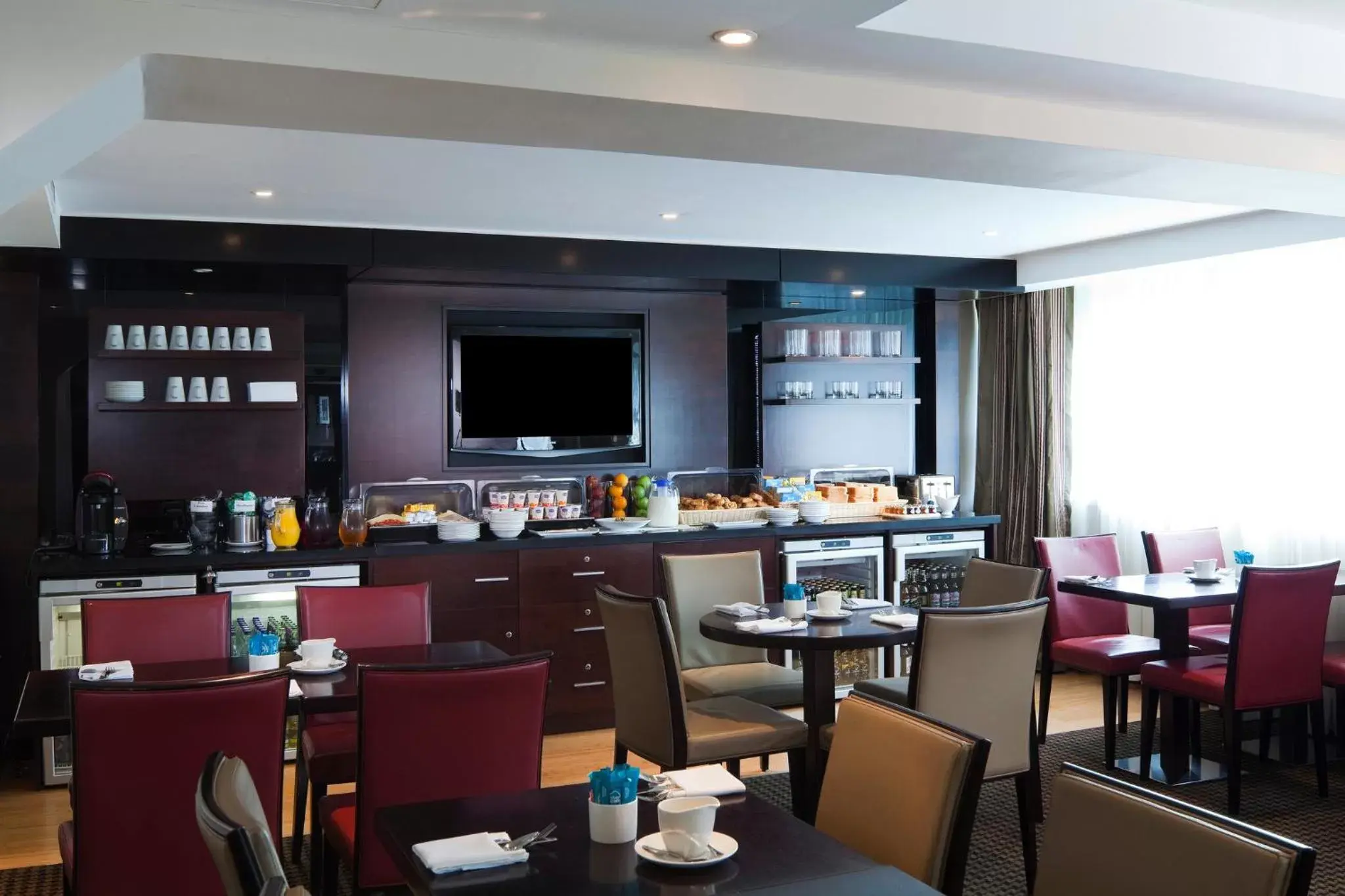 Coffee/tea facilities, Restaurant/Places to Eat in Crowne Plaza Manchester Airport