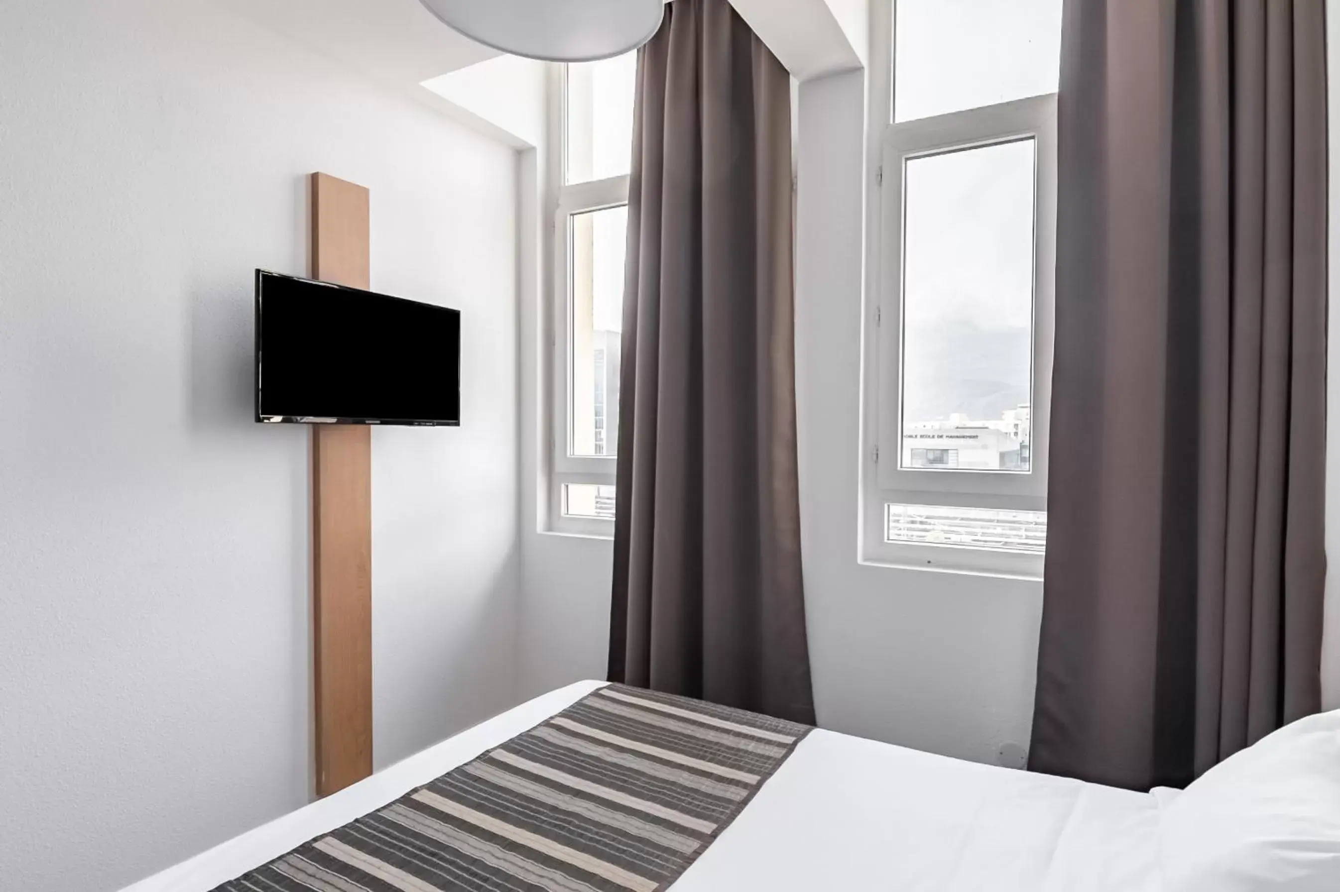 Bed, TV/Entertainment Center in Residhotel Le Central'Gare