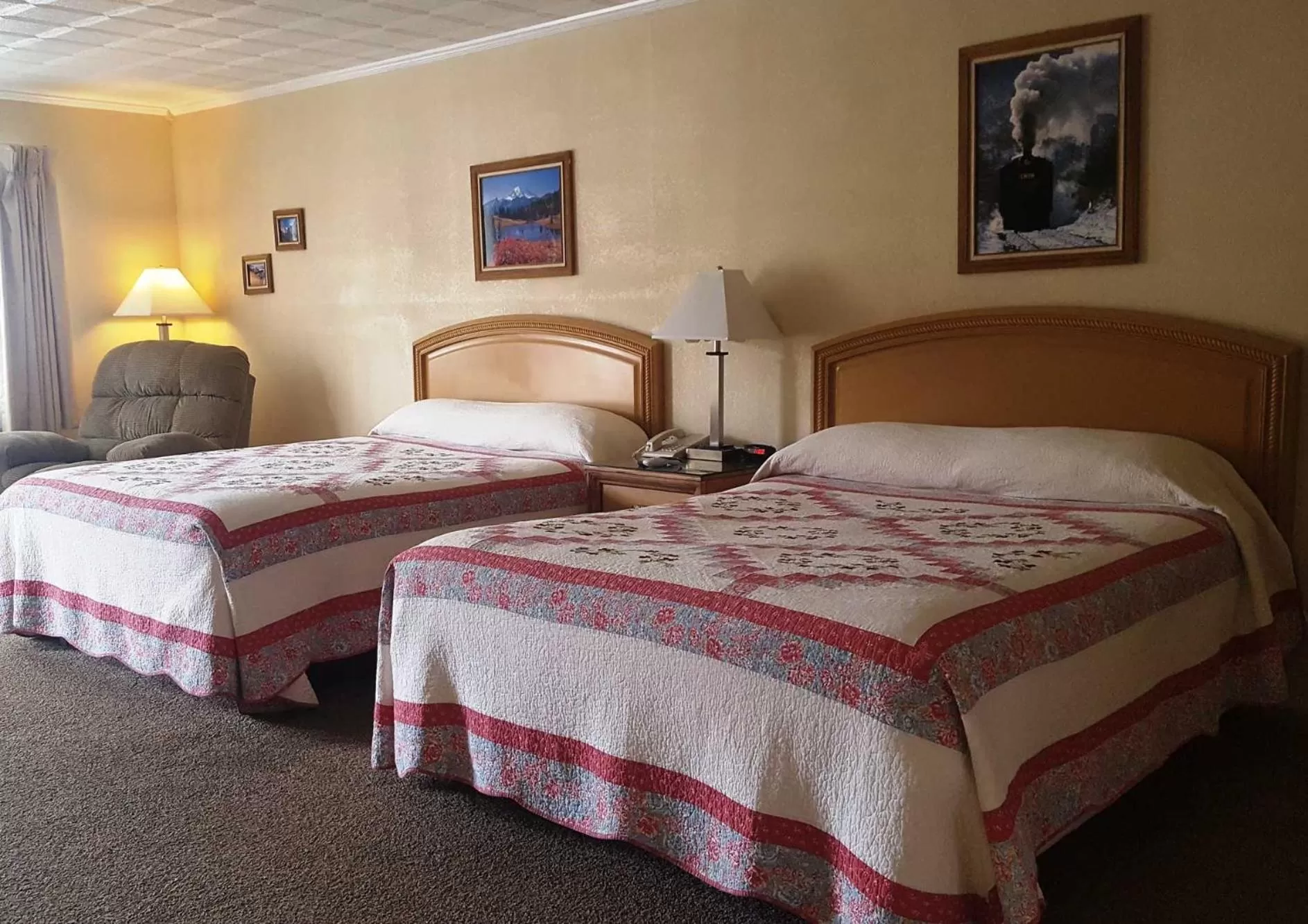 Bedroom, Bed in Bristlecone Motel