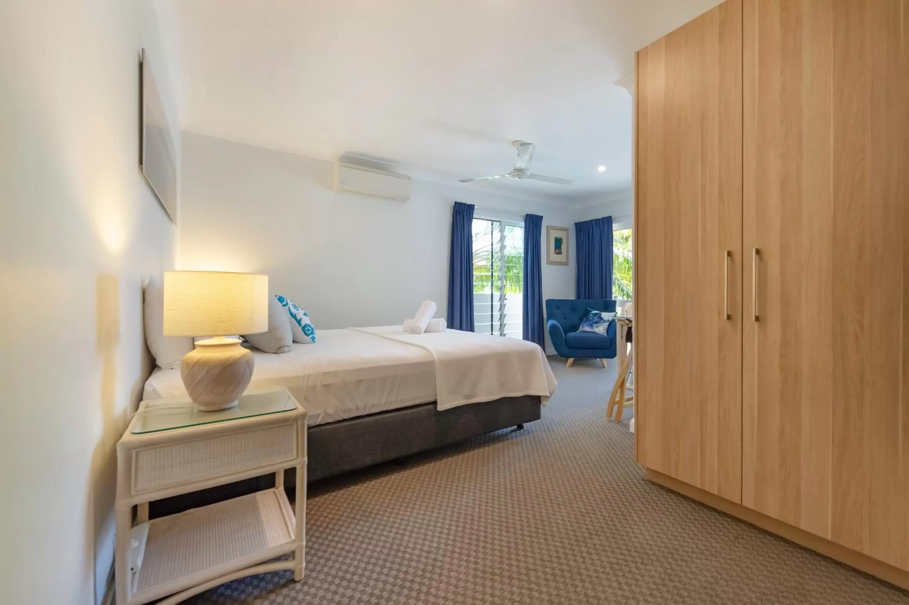 Bedroom, Bed in Garrick House