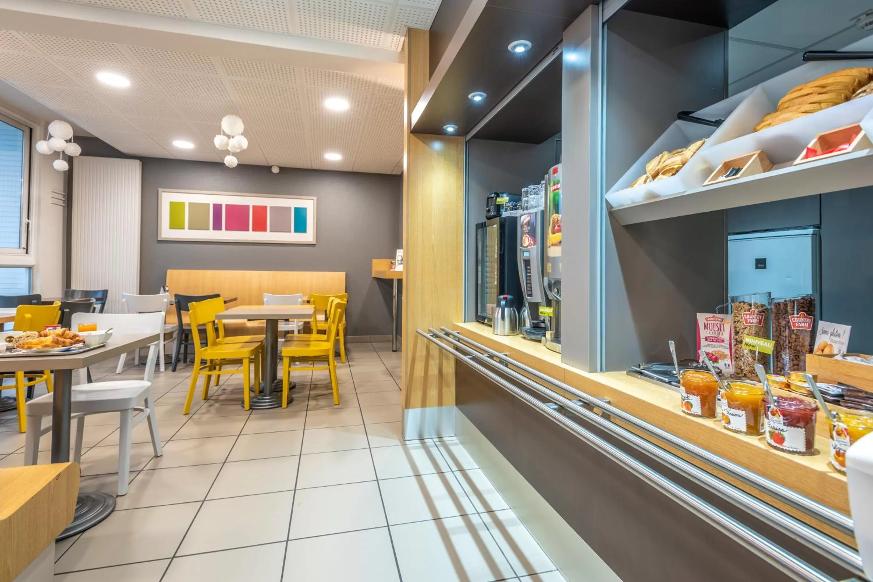 Buffet breakfast in B&B HOTEL Quimper Sud Bénodet