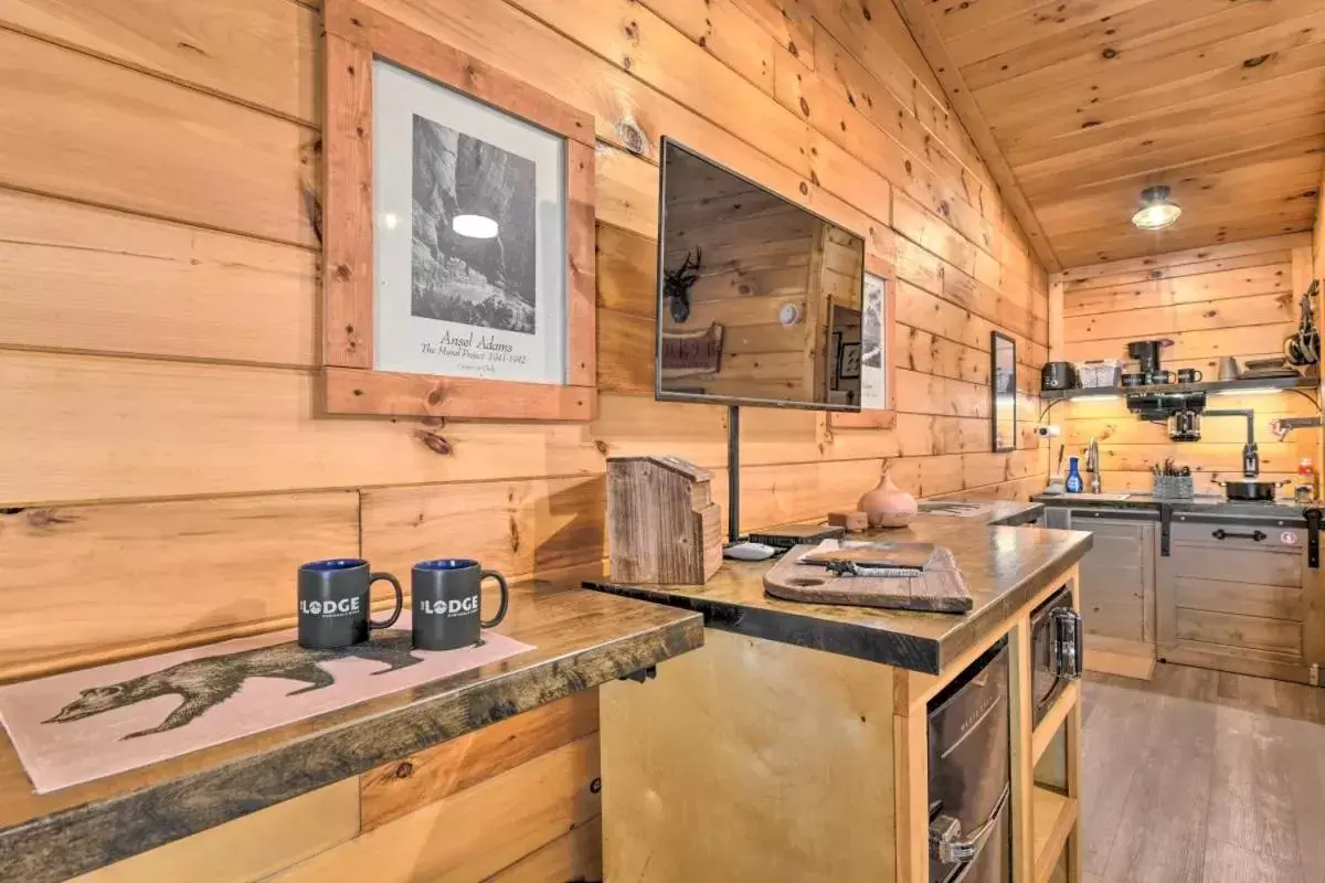 Kitchen/Kitchenette in The Lodge Nantahala River