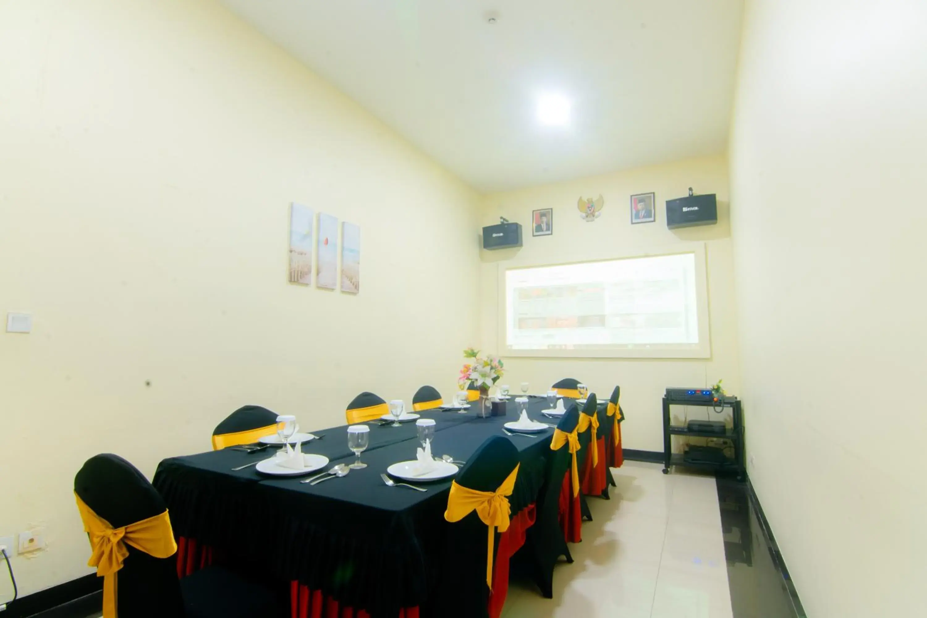 Meeting/conference room, Restaurant/Places to Eat in Front One Hotel Purwodadi