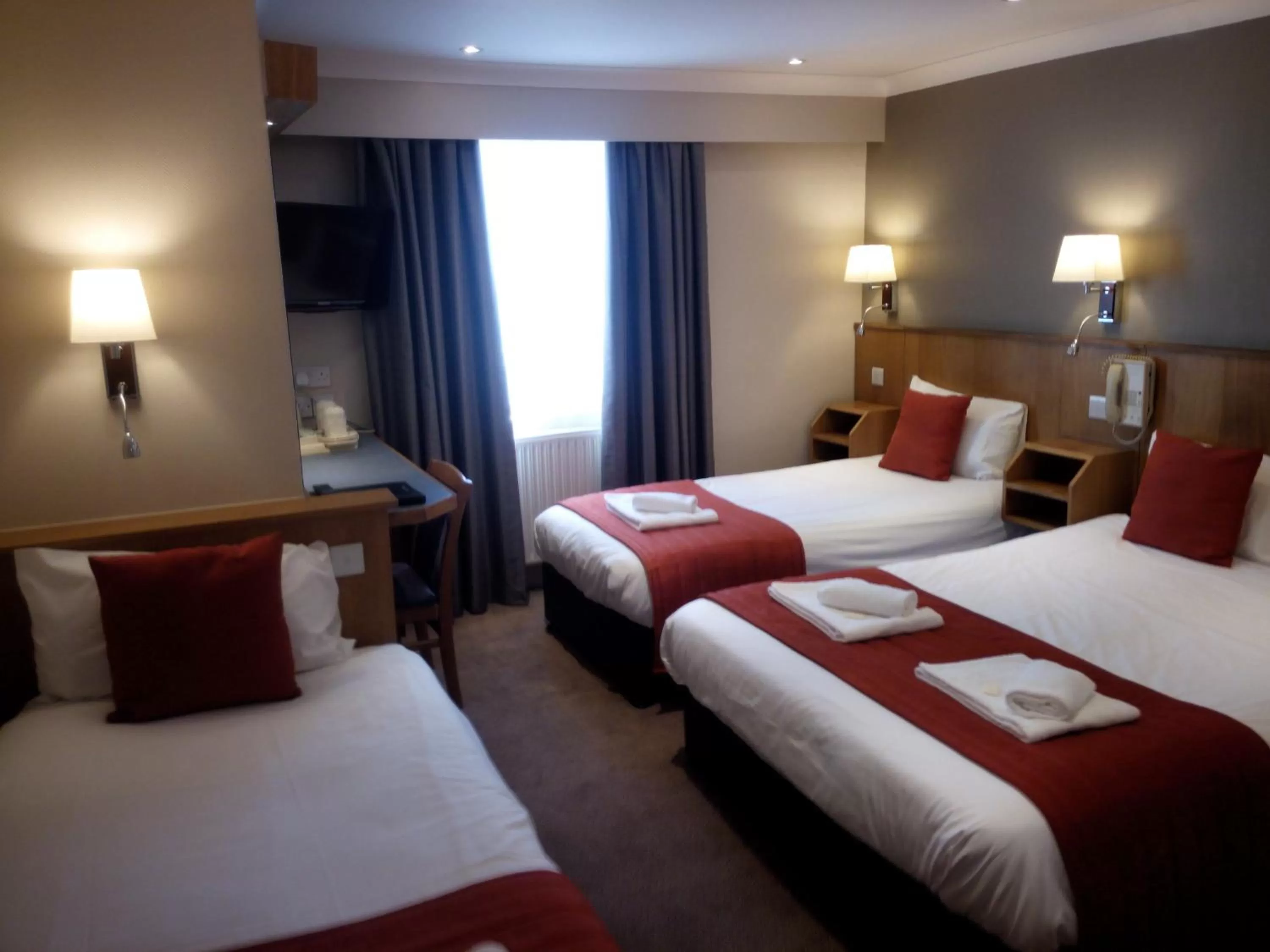 Photo of the whole room, Bed in Columbus Hotel