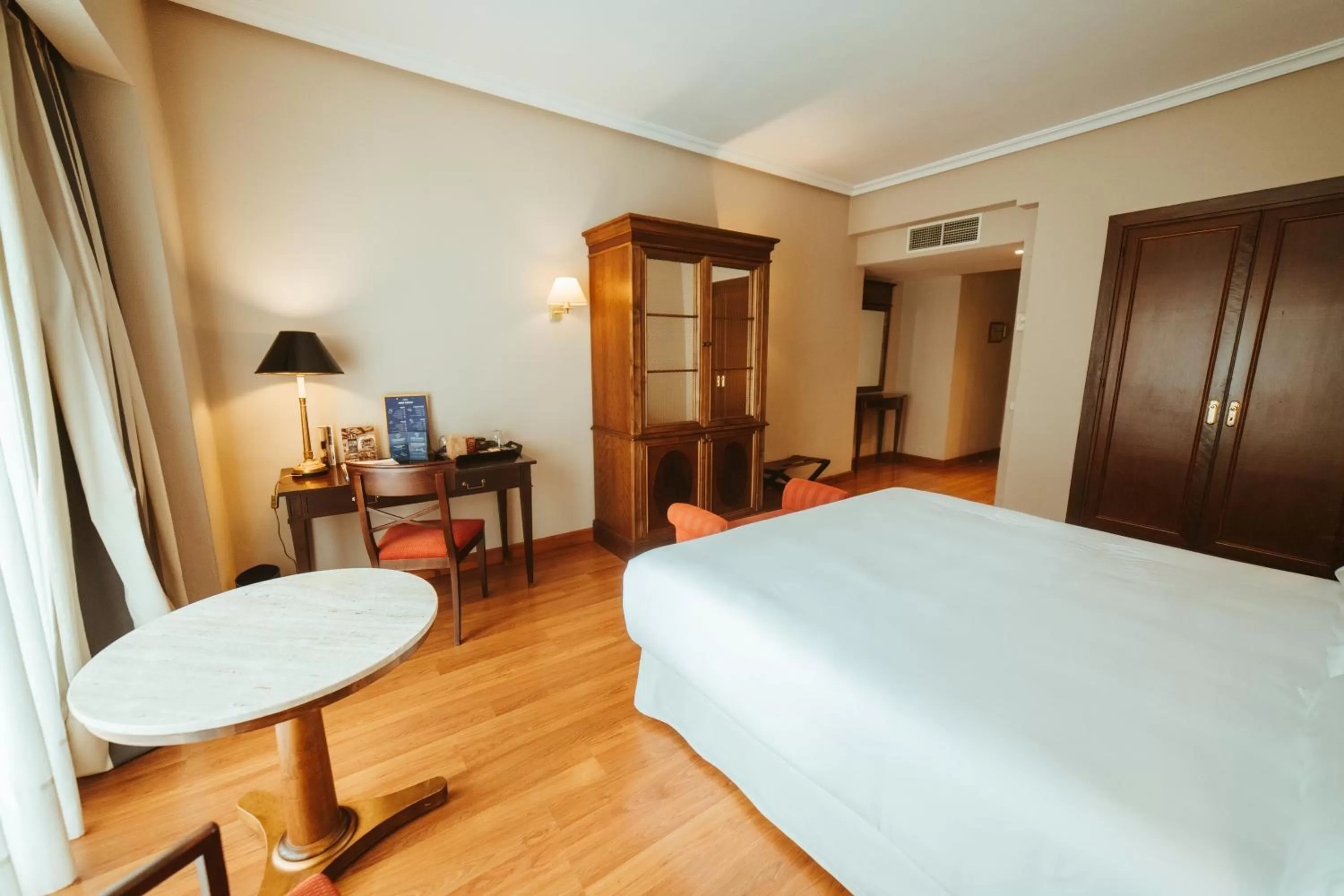 Photo of the whole room, Bed in Barceló León Conde Luna