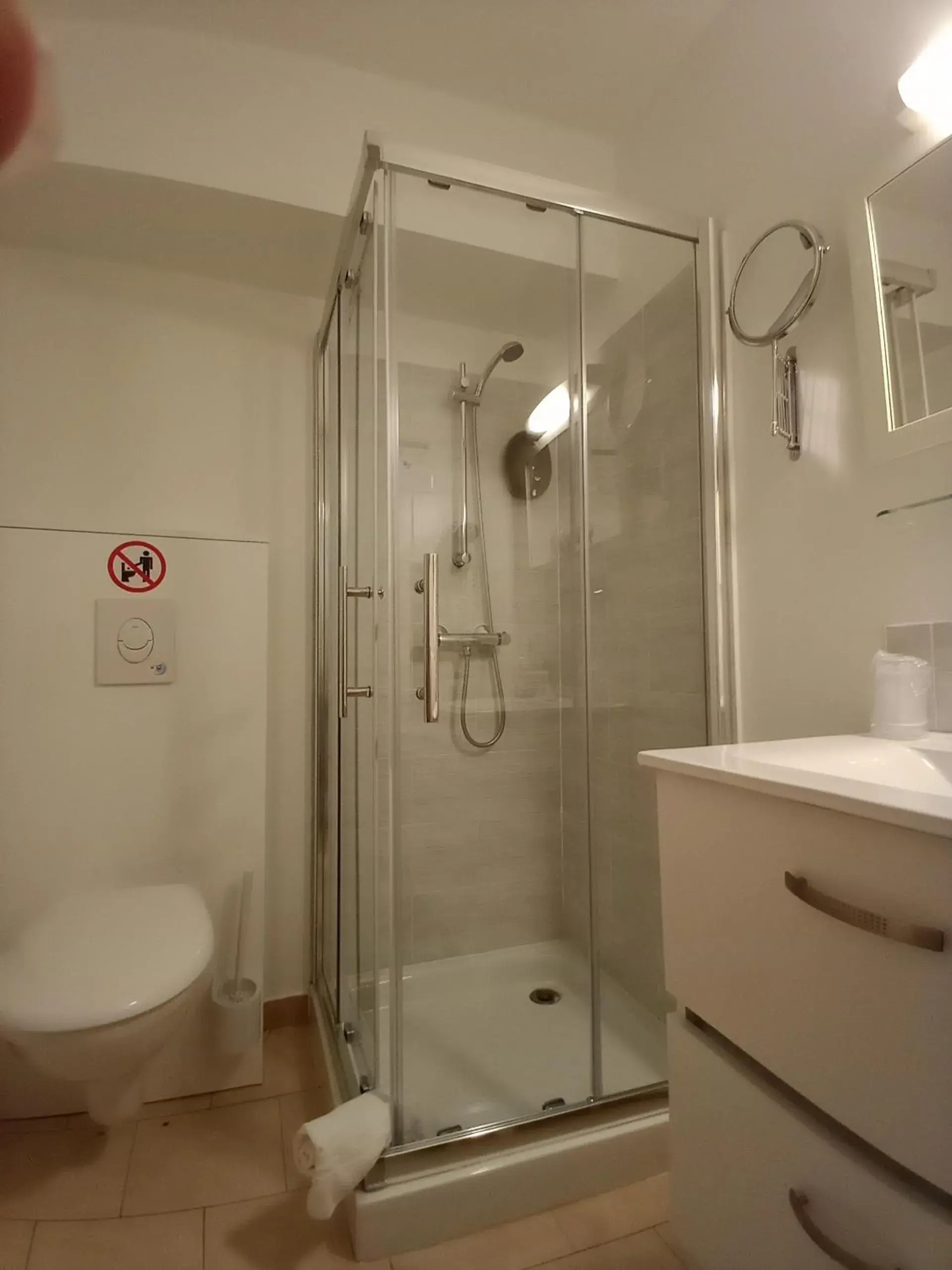 Shower, Bathroom in Hotel Astoria