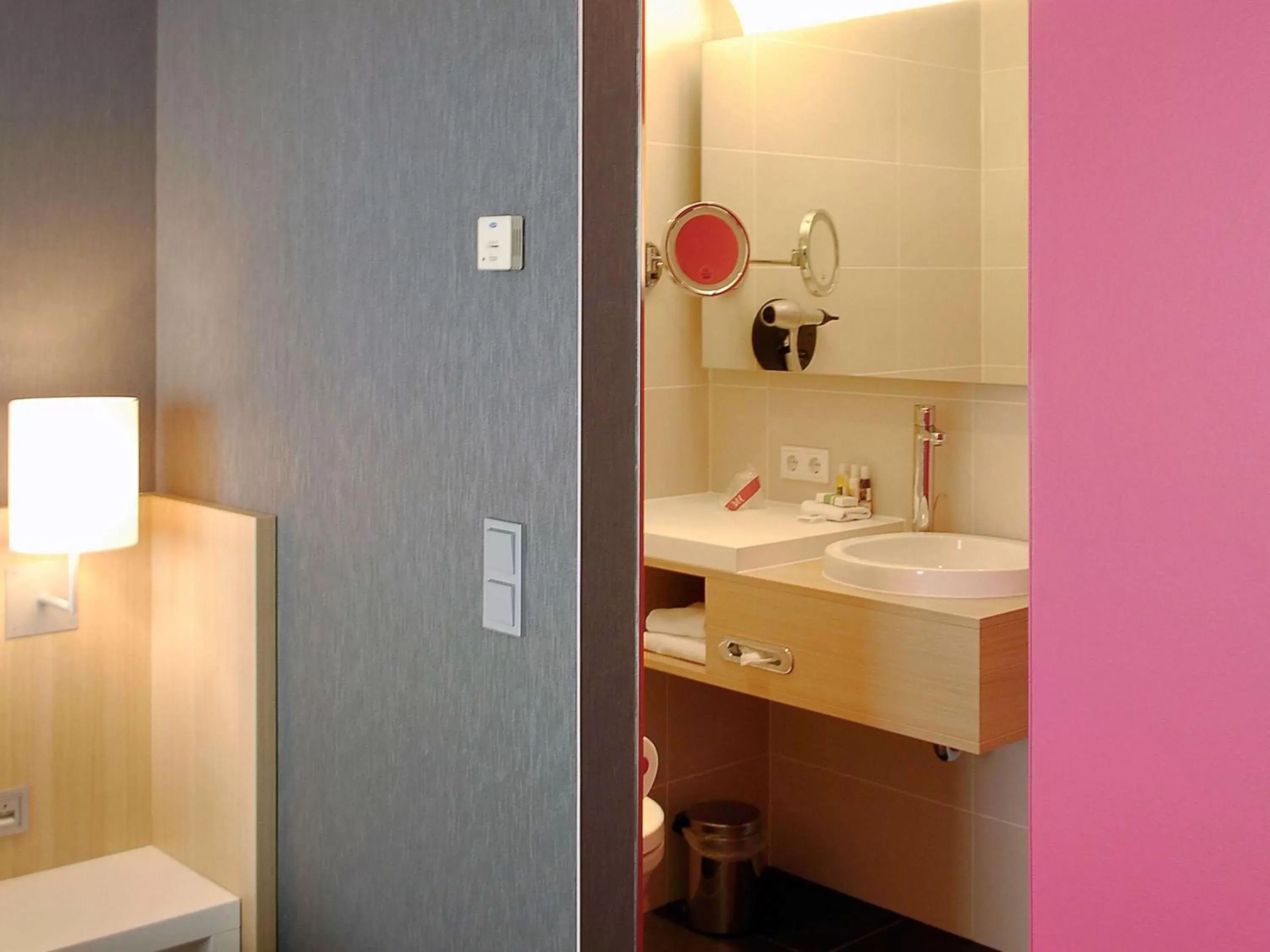Photo of the whole room, Bathroom in Mercure Amsterdam City Hotel