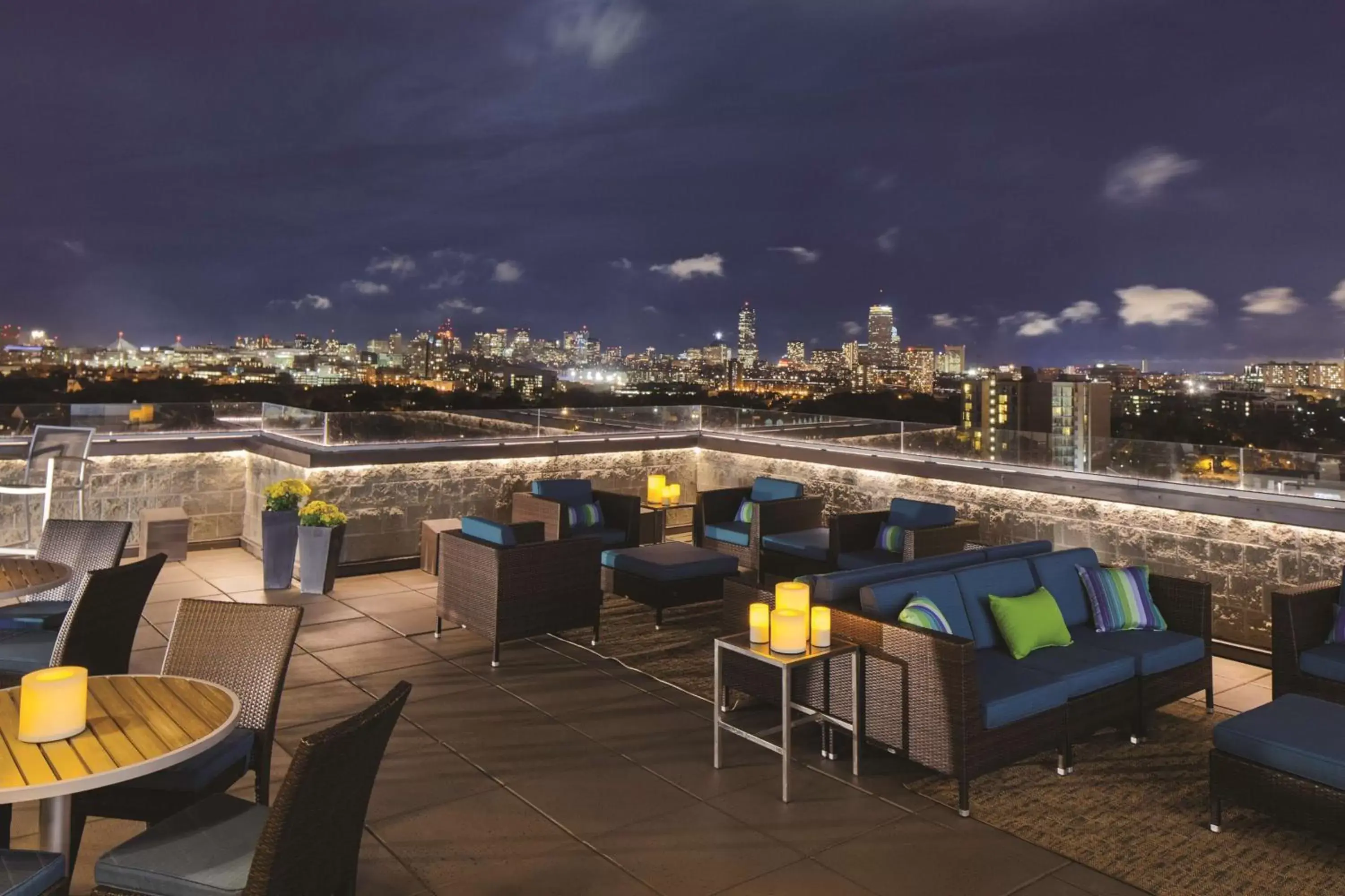 Lounge or bar in DoubleTree Suites by Hilton Hotel Boston - Cambridge