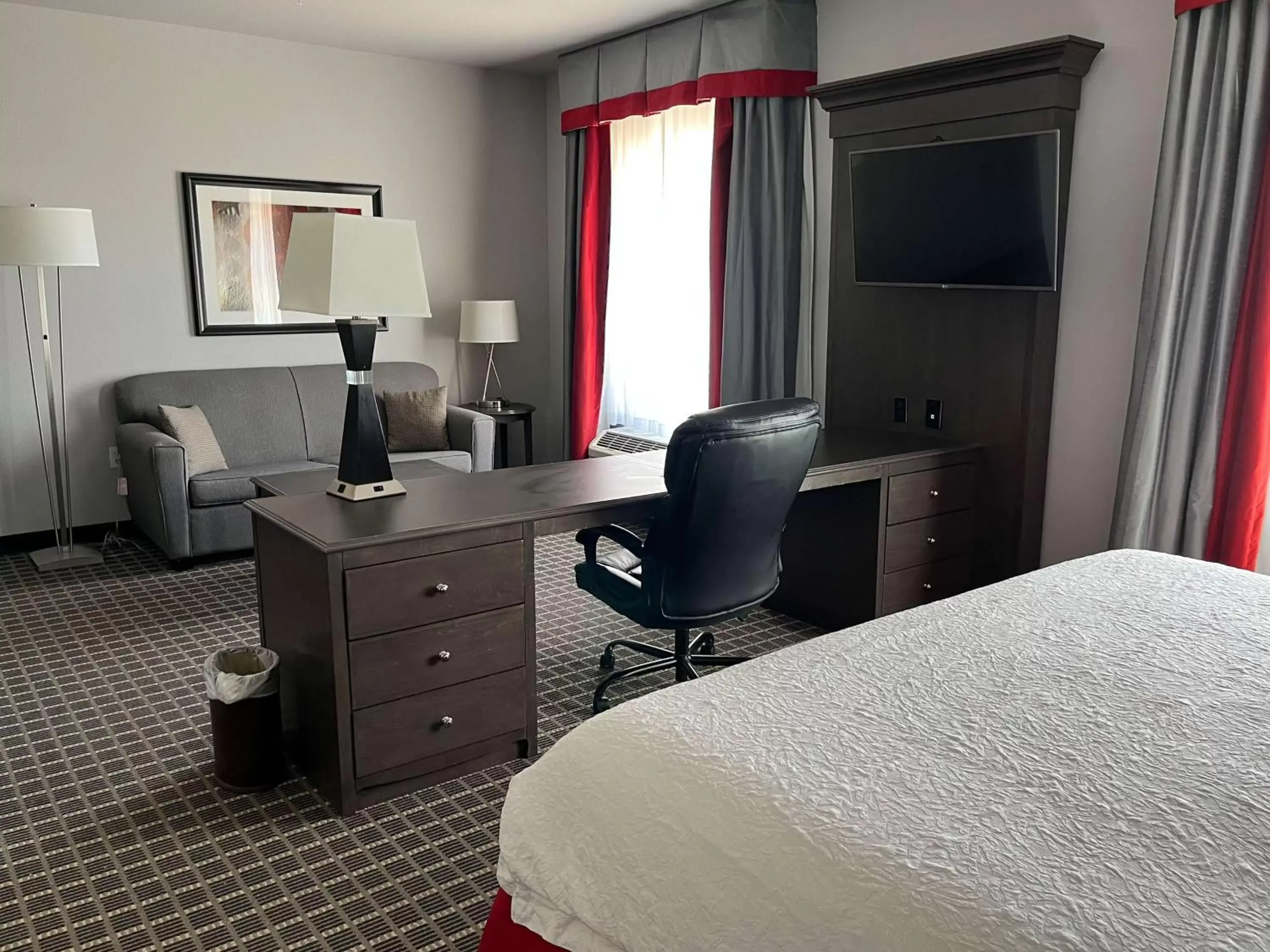 Bedroom, Bed in Studio 6 Suites Pearsall, TX Bedroom, Bed in Studio 6 Suites Pearsall, TX