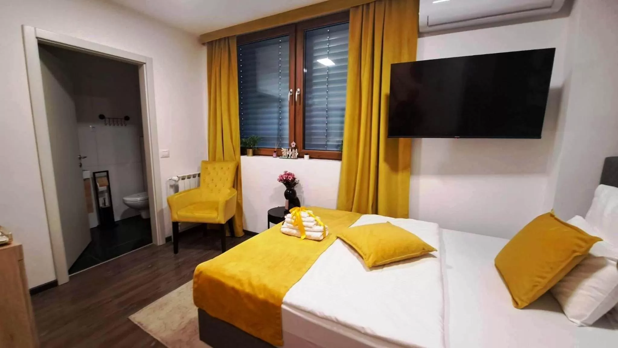 Bed in Arcobaleno Apartments & Rooms