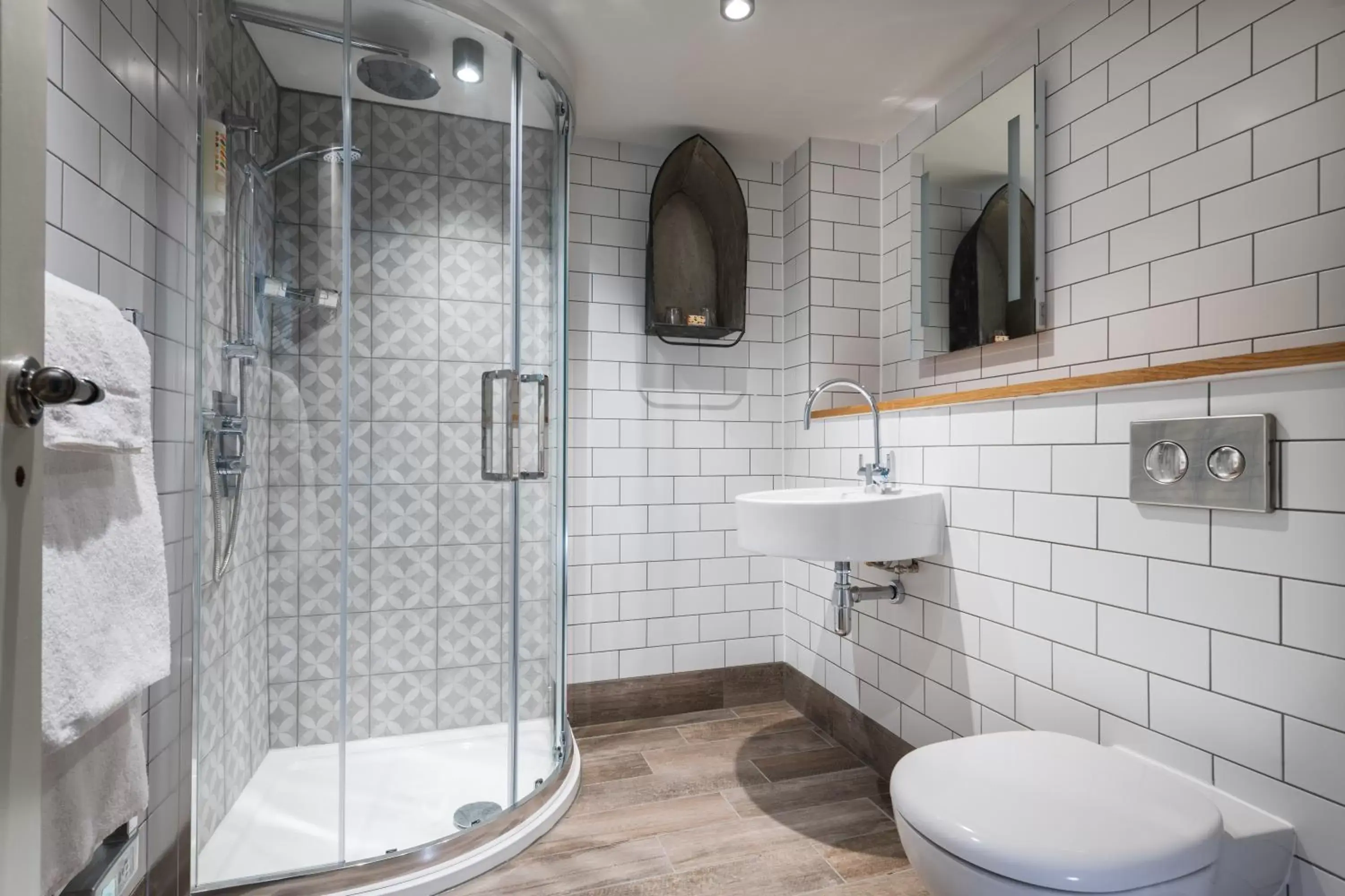 Shower, Bathroom in Lifeboat Inn