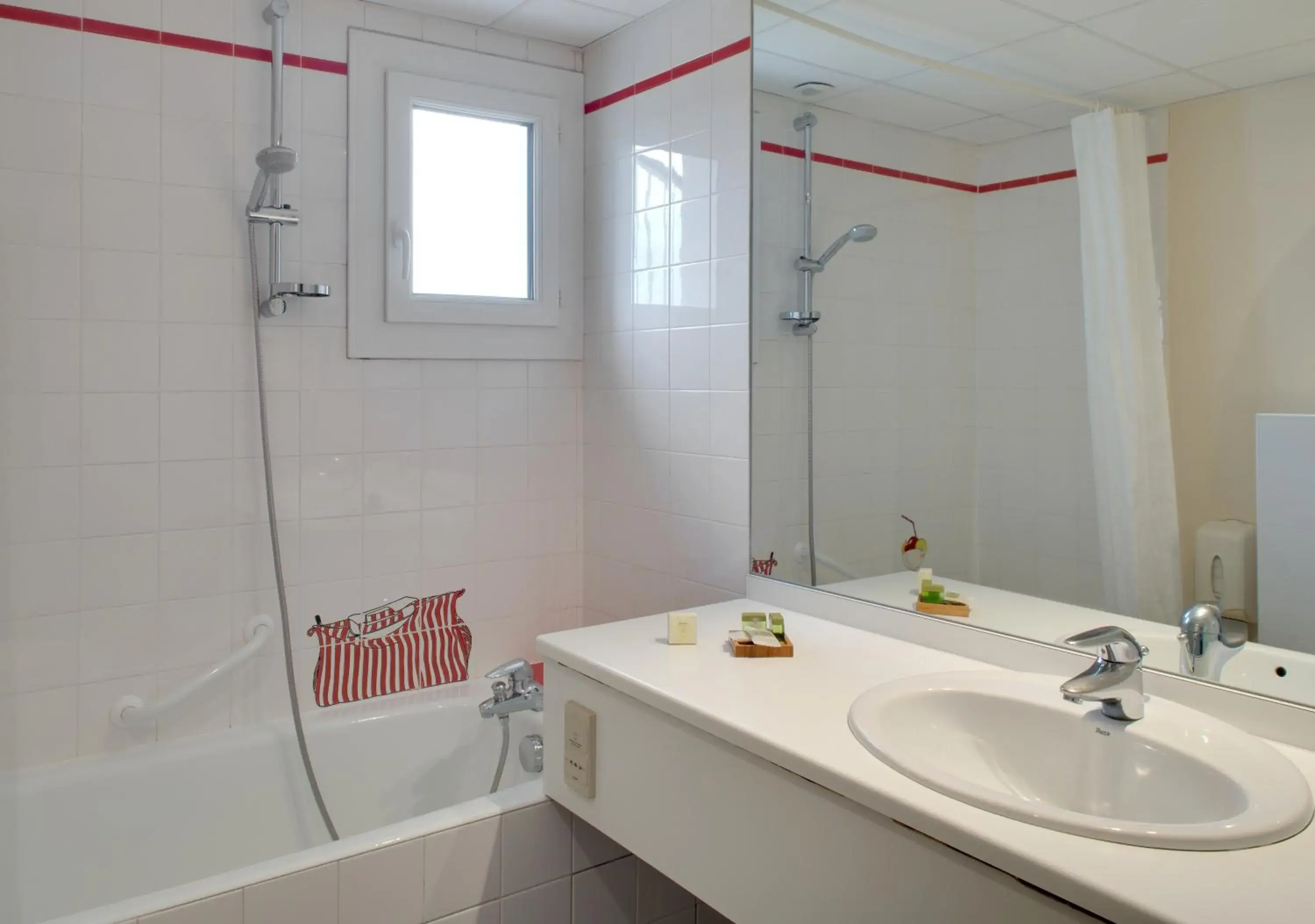 Bathroom in The Originals Boutique, Hotel Le Pariou, Issoire (Qualys-Hotel)