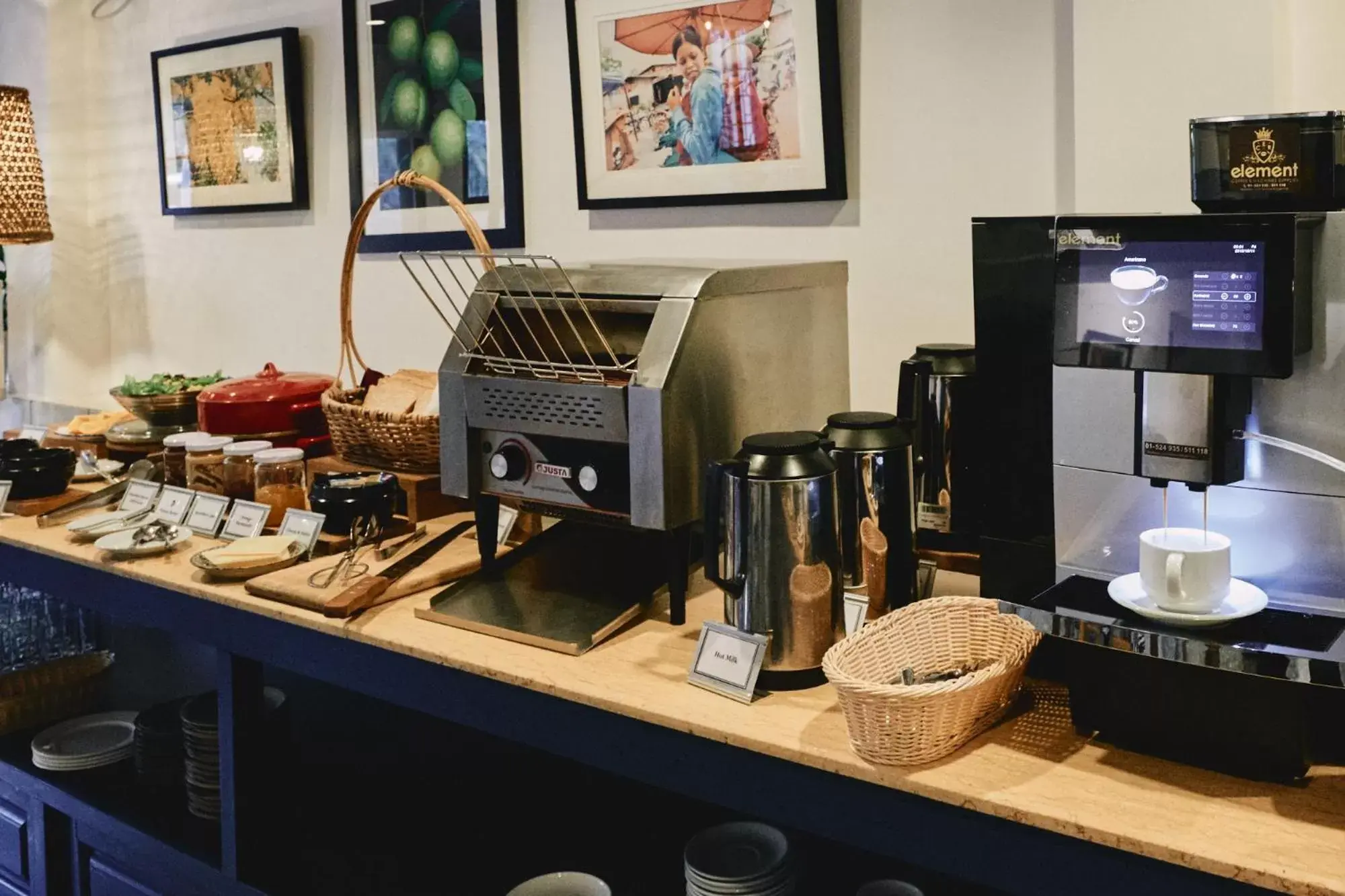 Coffee/tea facilities in Winner Inn