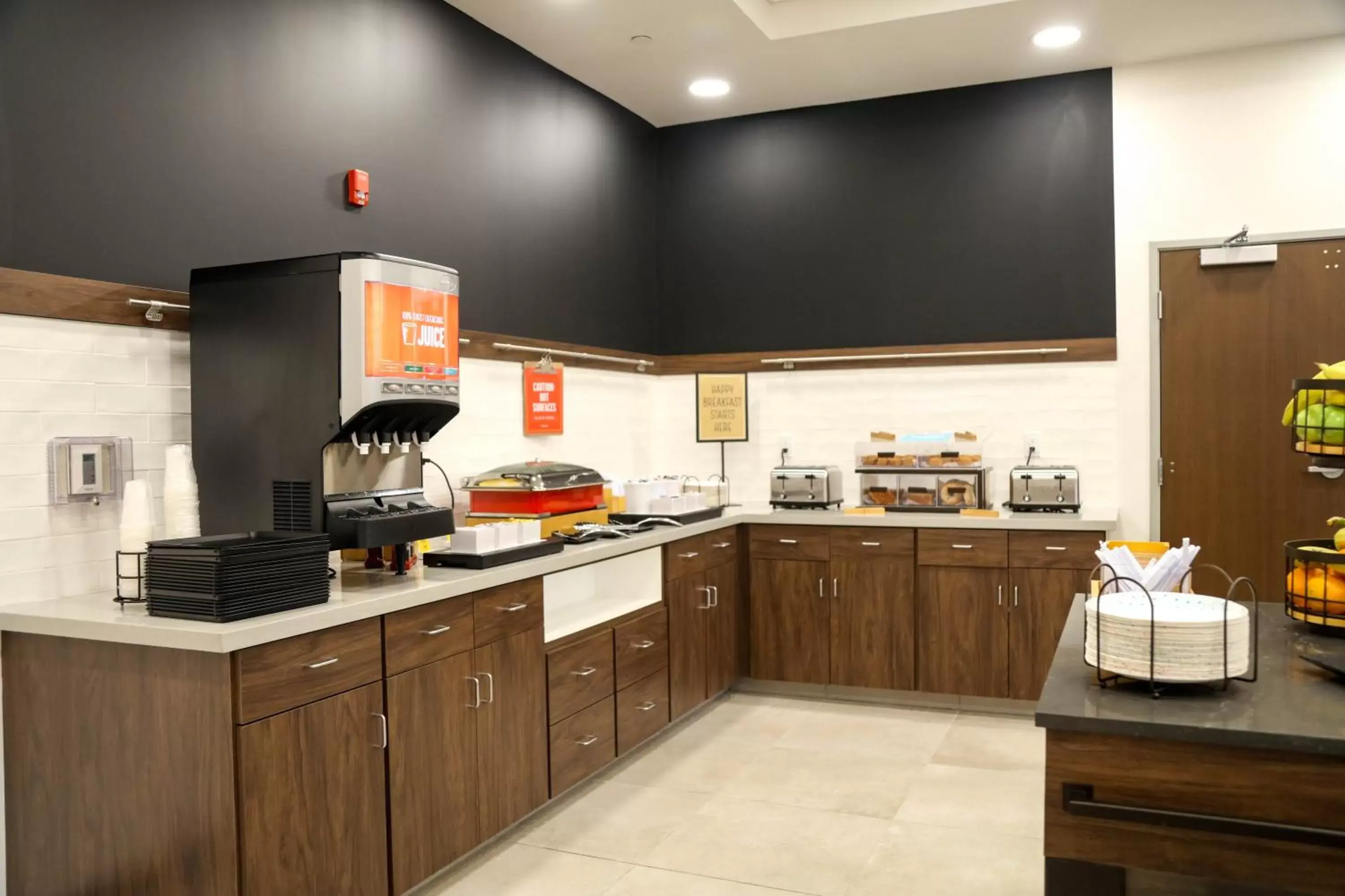 Breakfast, Kitchen/Kitchenette in Hampton Inn Lead