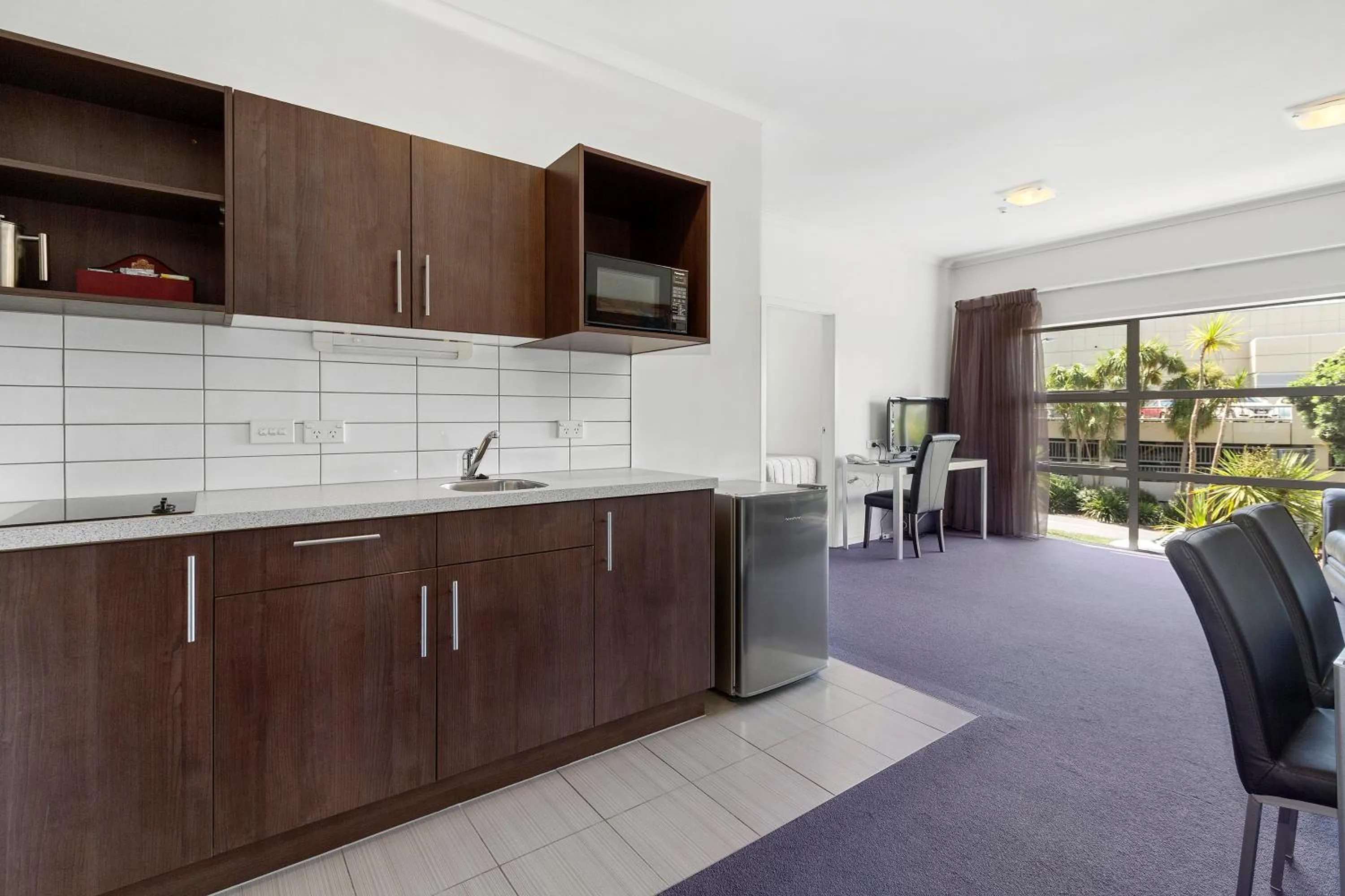 Kitchen or kitchenette in Amethyst Court Motor Lodge