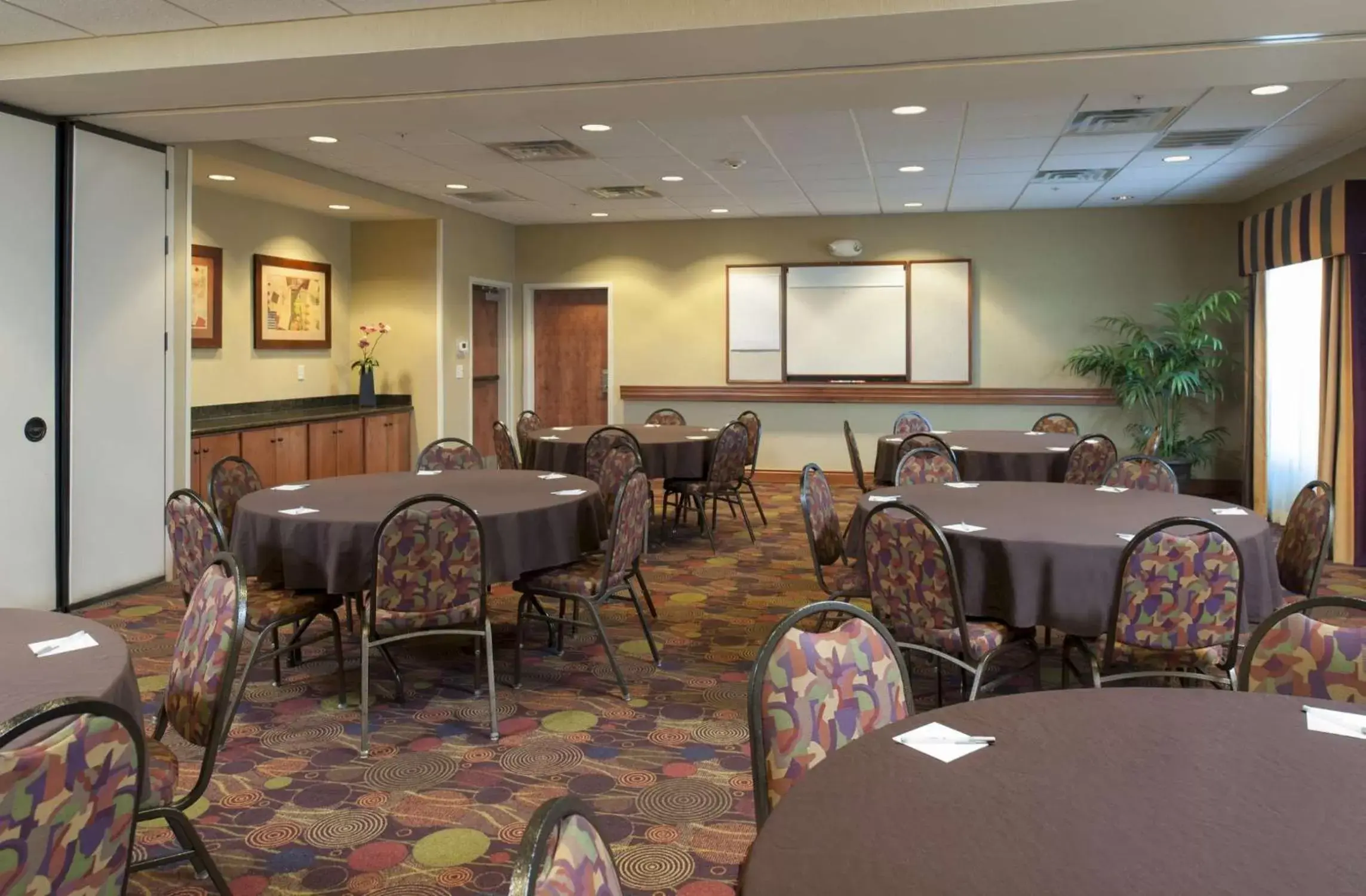 Meeting/conference room, Restaurant/Places to Eat in Hampton Inn & Suites Moline-Quad City Int'l Aprt