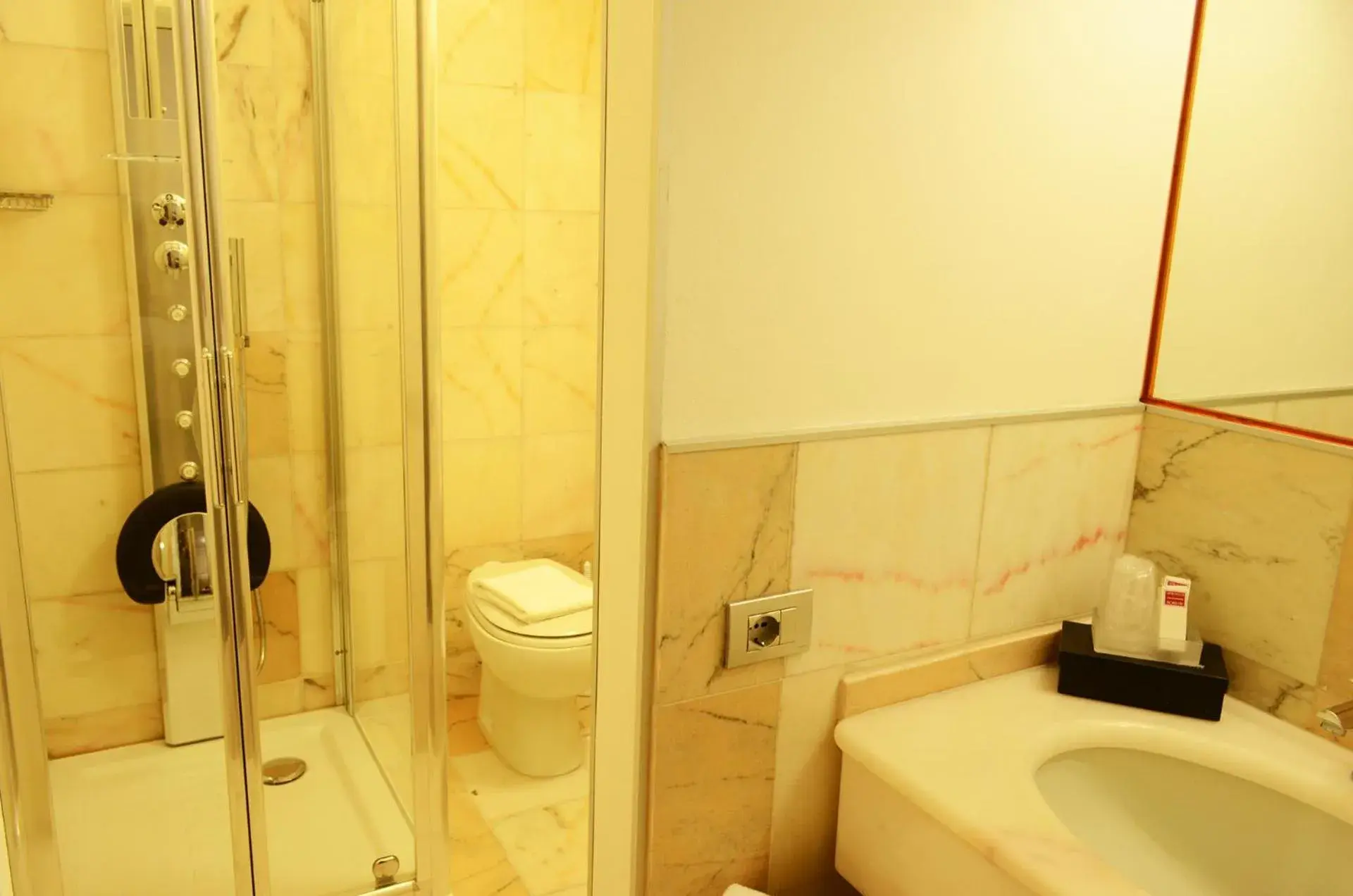 Shower, Bathroom in Sangallo Hotel