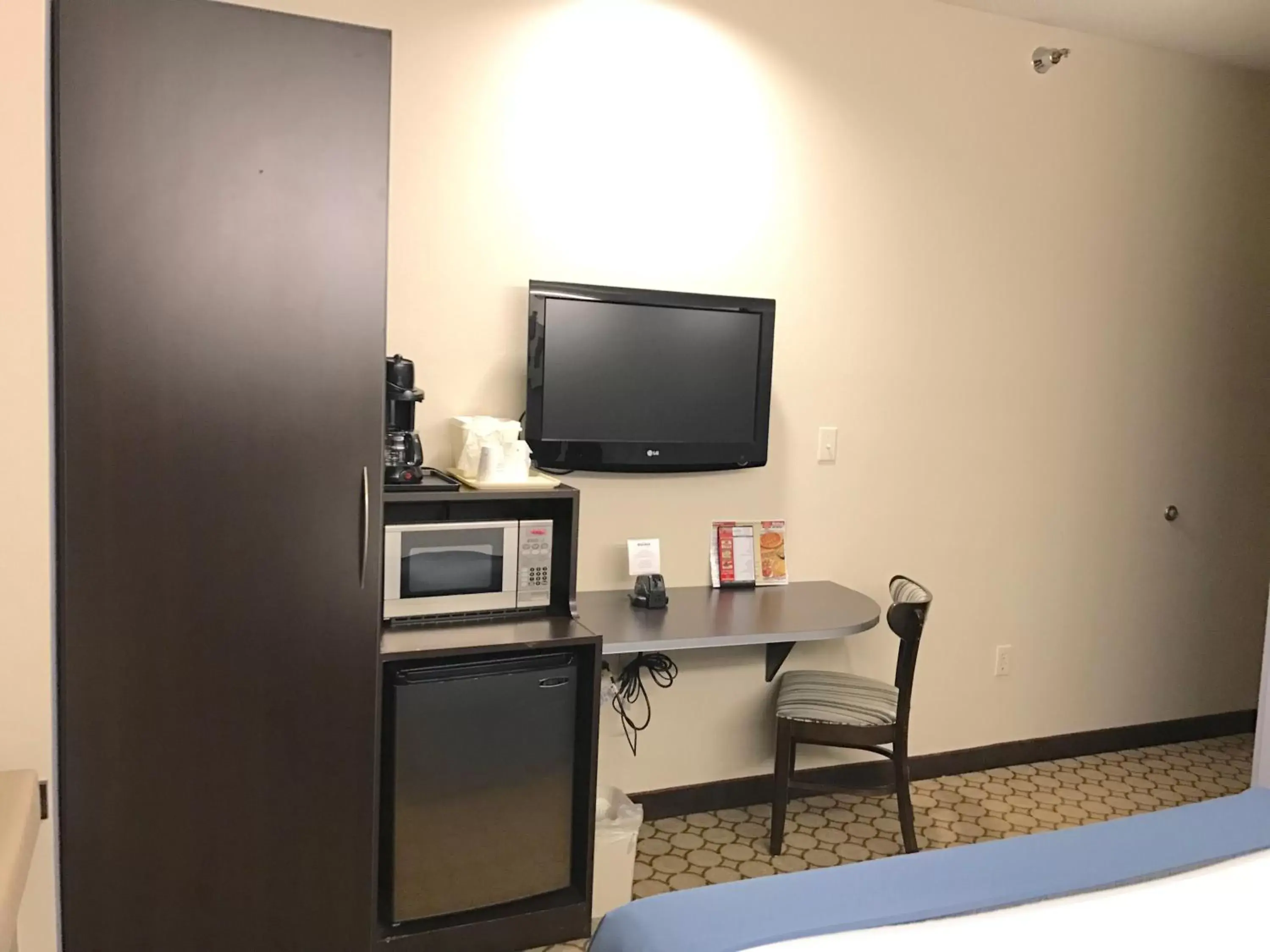 TV and multimedia, TV/Entertainment Center in Microtel Inn and Suites Elkhart